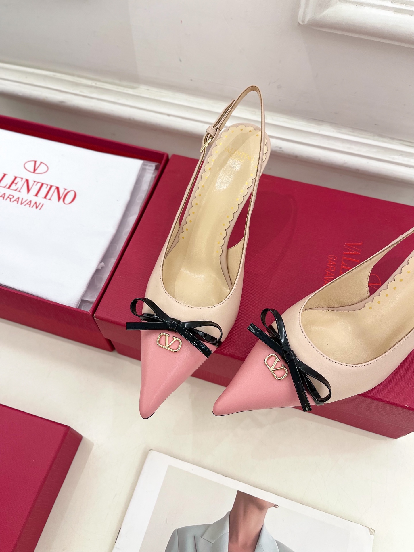 Valentino 华伦天奴 2025ss早春新品  V扣蝴蝶结拼色高跟凉鞋上新☑️
—————————