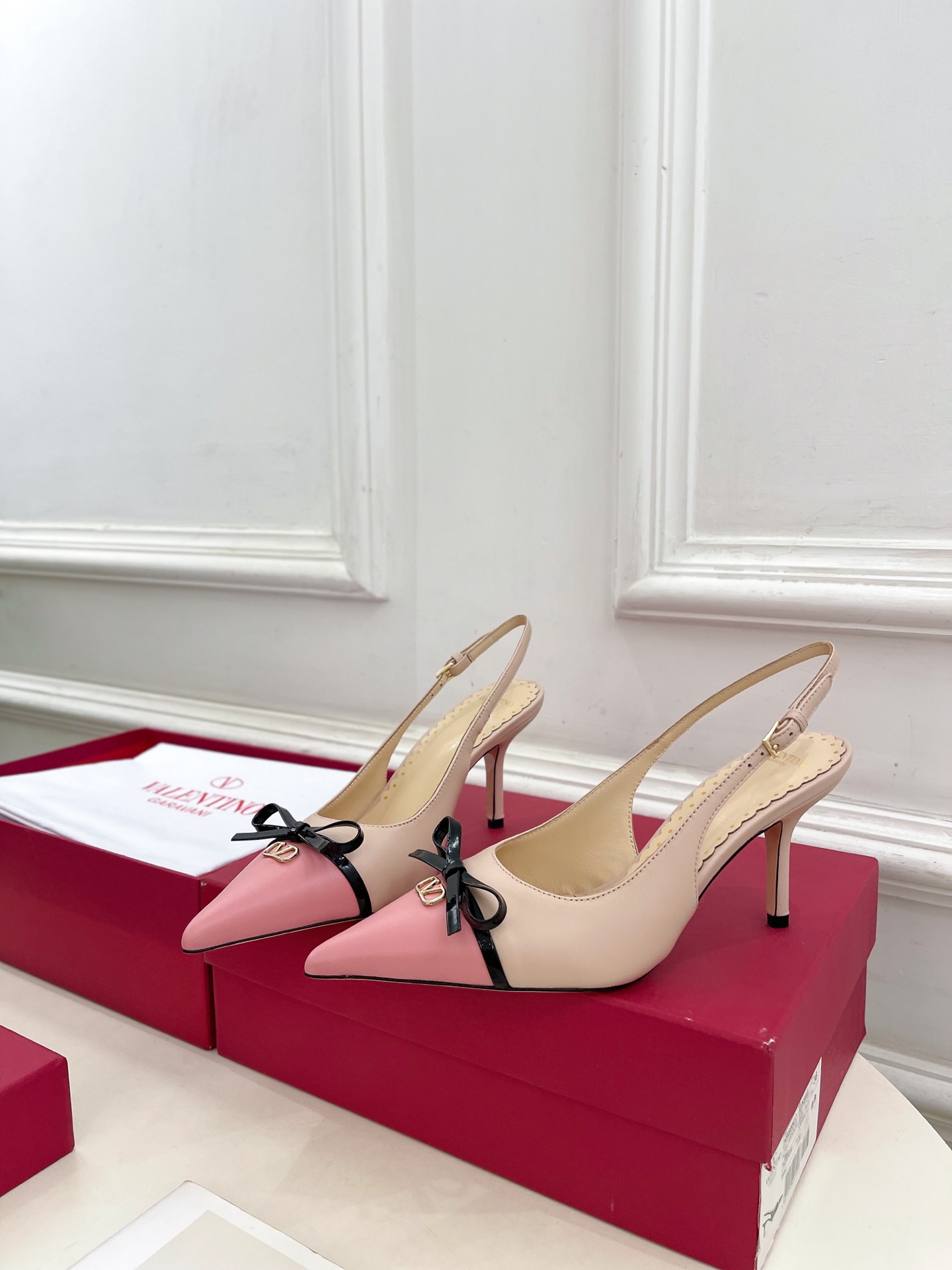 Valentino 华伦天奴 2025ss早春新品  V扣蝴蝶结拼色高跟凉鞋上新☑️
—————————