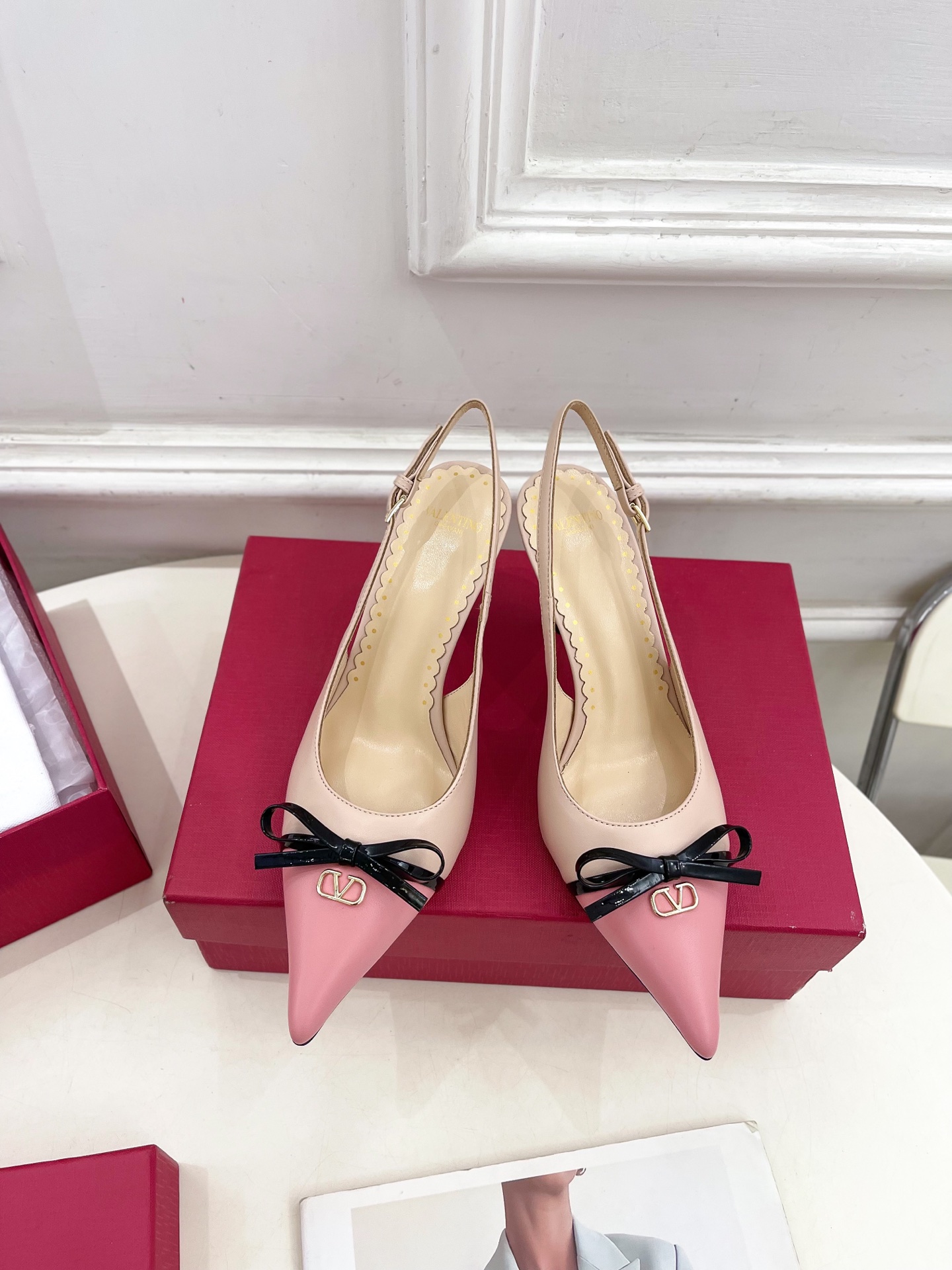 Valentino 华伦天奴 2025ss早春新品  V扣蝴蝶结拼色高跟凉鞋上新☑️
—————————