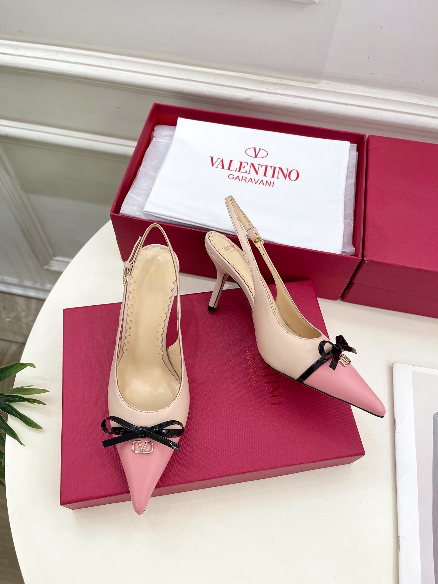 Valentino 华伦天奴 2025ss早春新品  V扣蝴蝶结拼色高跟凉鞋上新☑️
—————————