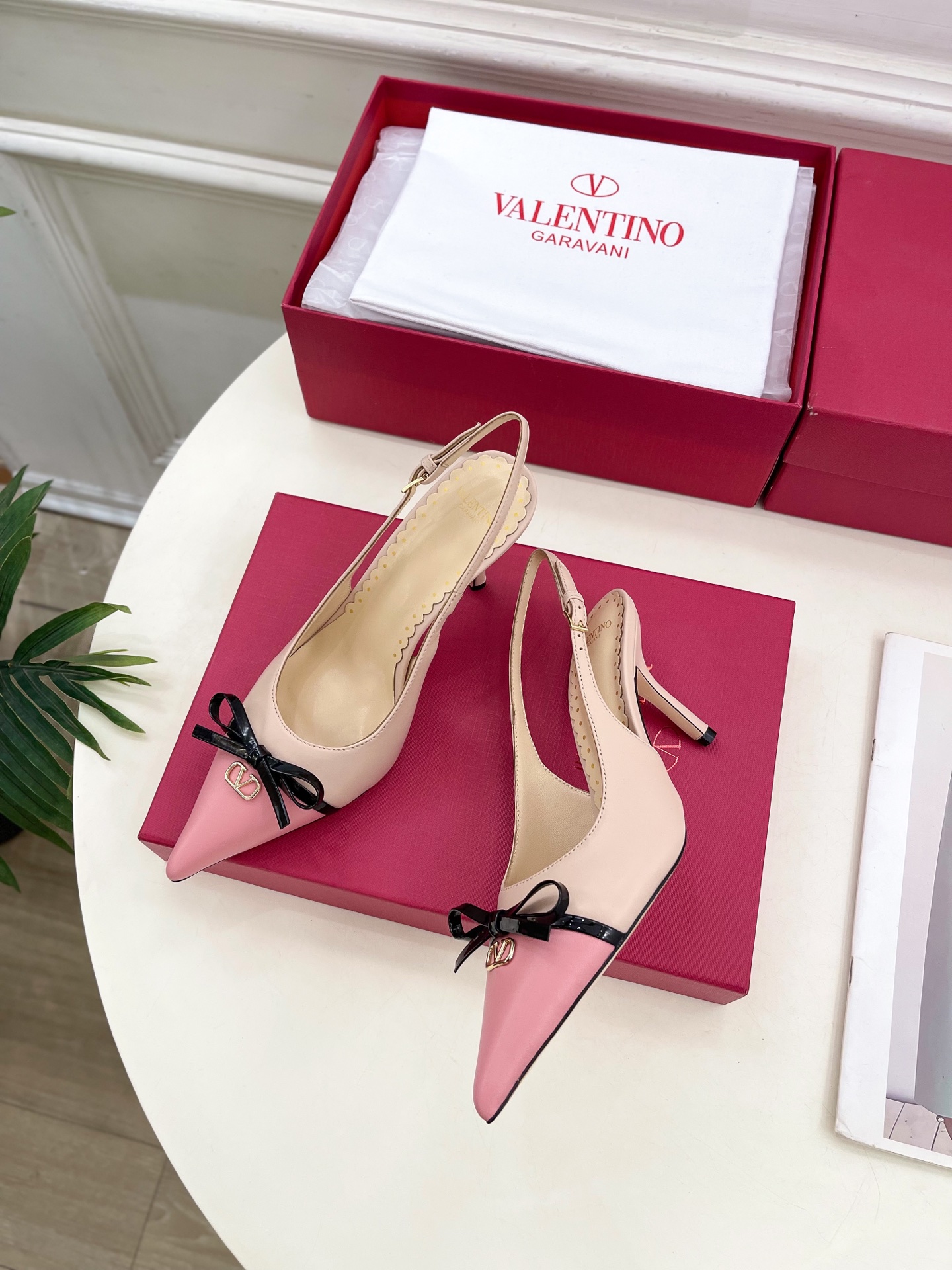 Valentino 华伦天奴 2025ss早春新品  V扣蝴蝶结拼色高跟凉鞋上新☑️
—————————