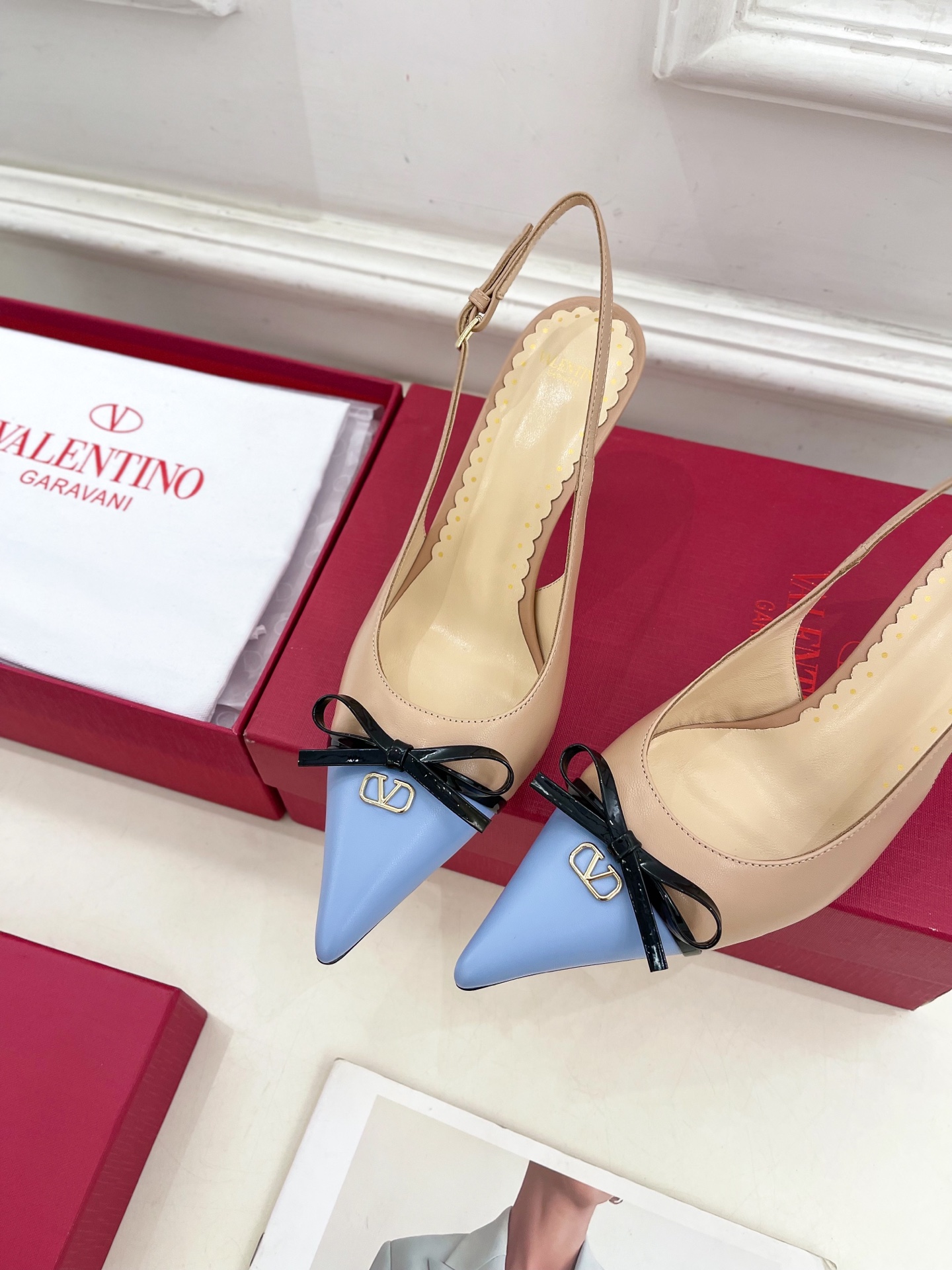 Valentino 华伦天奴 2025ss早春新品  V扣蝴蝶结拼色高跟凉鞋上新☑️
—————————