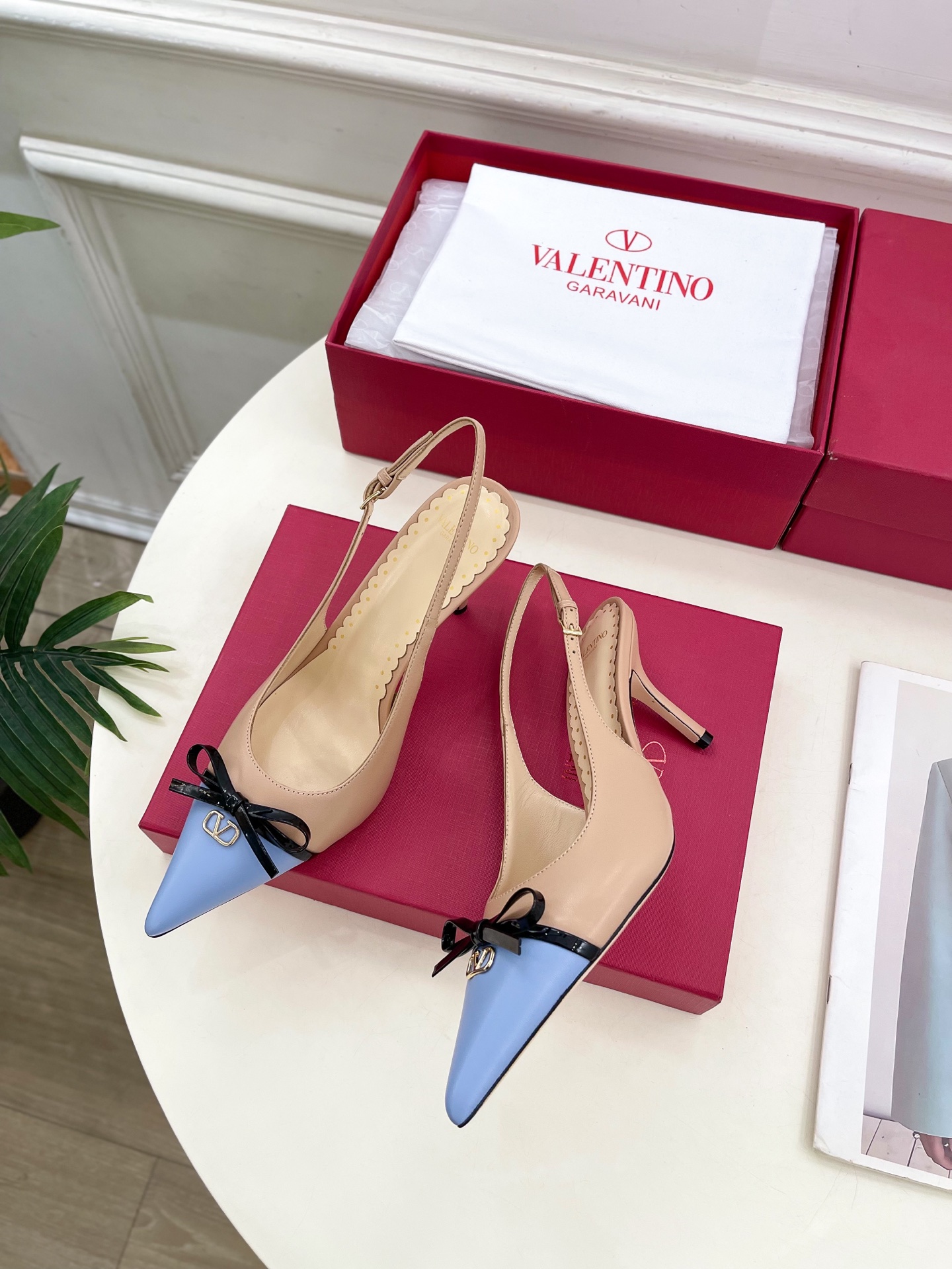 Valentino 华伦天奴 2025ss早春新品  V扣蝴蝶结拼色高跟凉鞋上新☑️
—————————