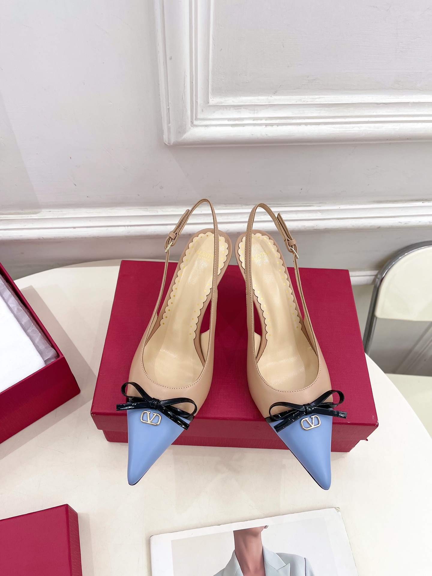 Valentino 华伦天奴 2025ss早春新品  V扣蝴蝶结拼色高跟凉鞋上新☑️
—————————