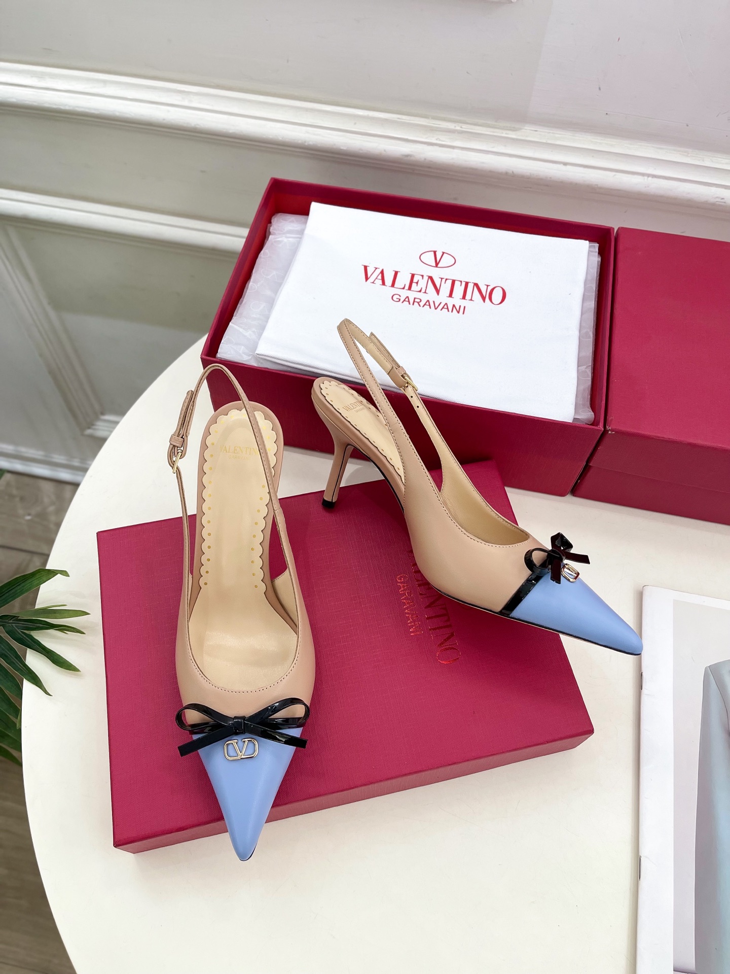 Valentino 华伦天奴 2025ss早春新品  V扣蝴蝶结拼色高跟凉鞋上新☑️
—————————