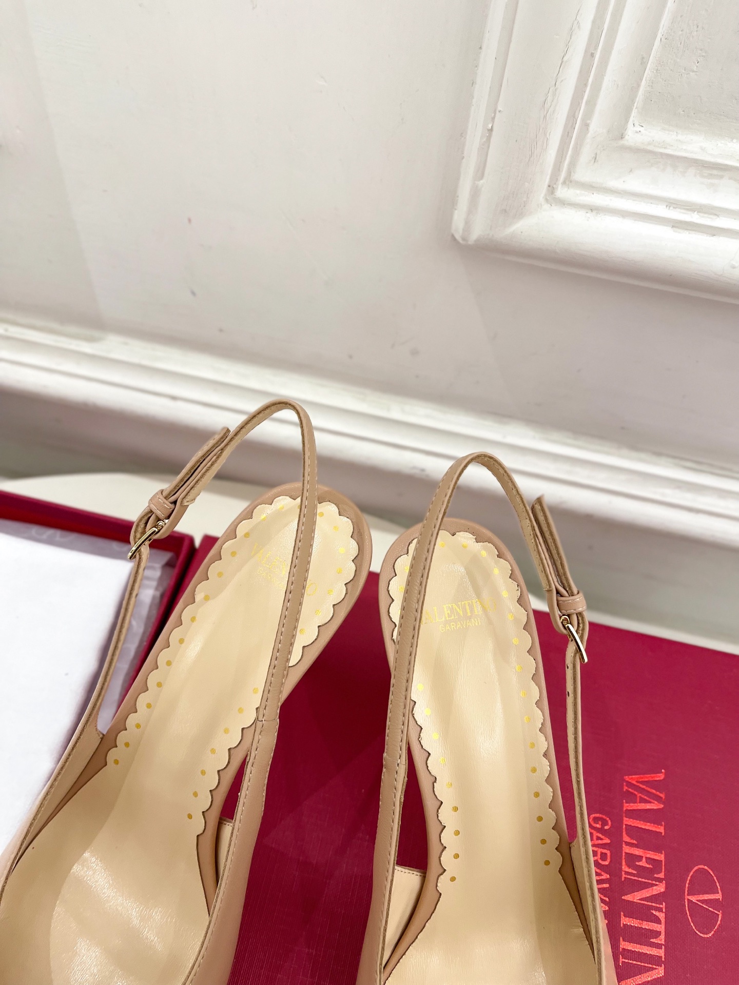 Valentino 华伦天奴 2025ss早春新品  V扣蝴蝶结拼色高跟凉鞋上新☑️
—————————