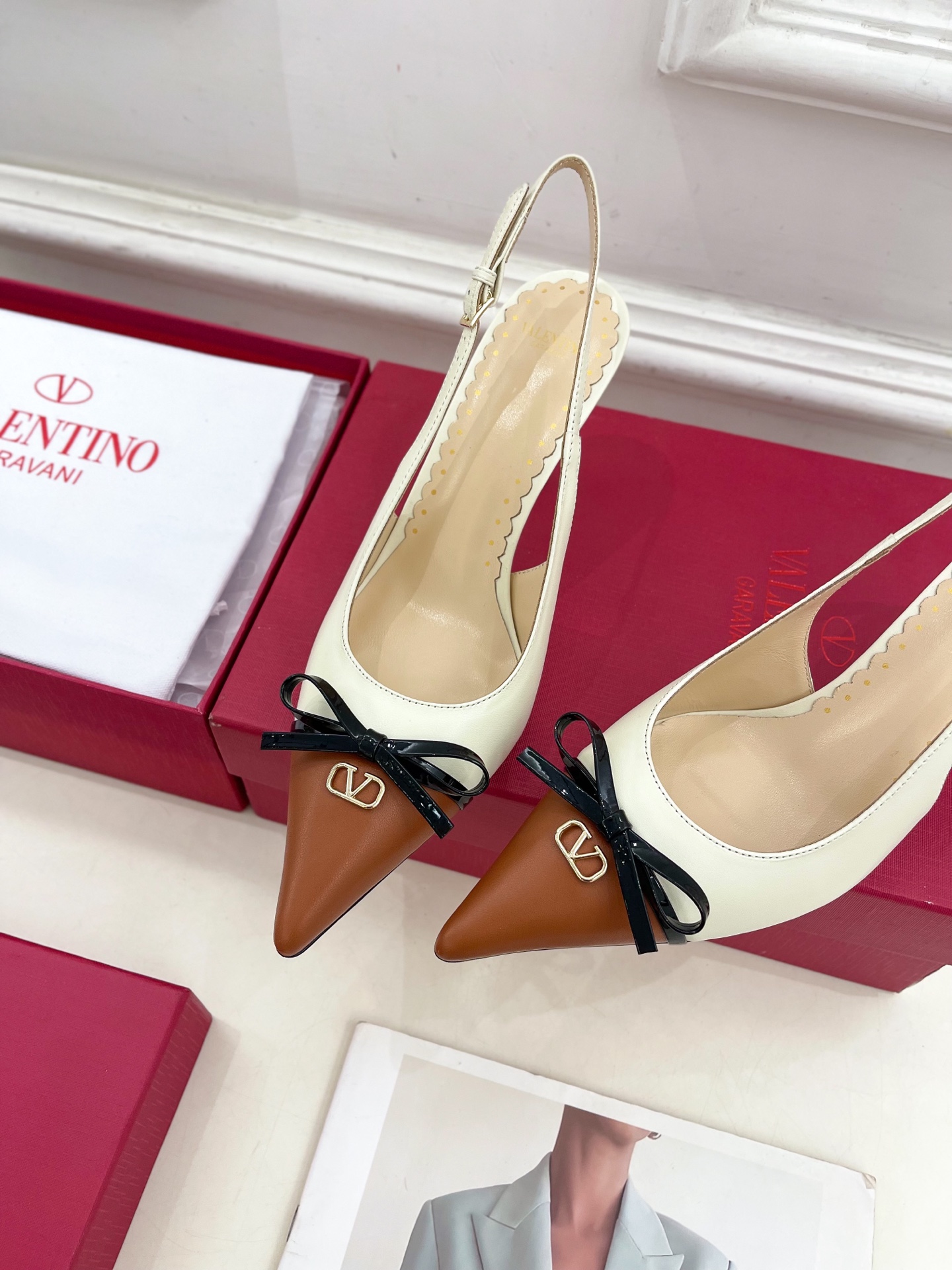 Valentino 华伦天奴 2025ss早春新品  V扣蝴蝶结拼色高跟凉鞋上新☑️
—————————