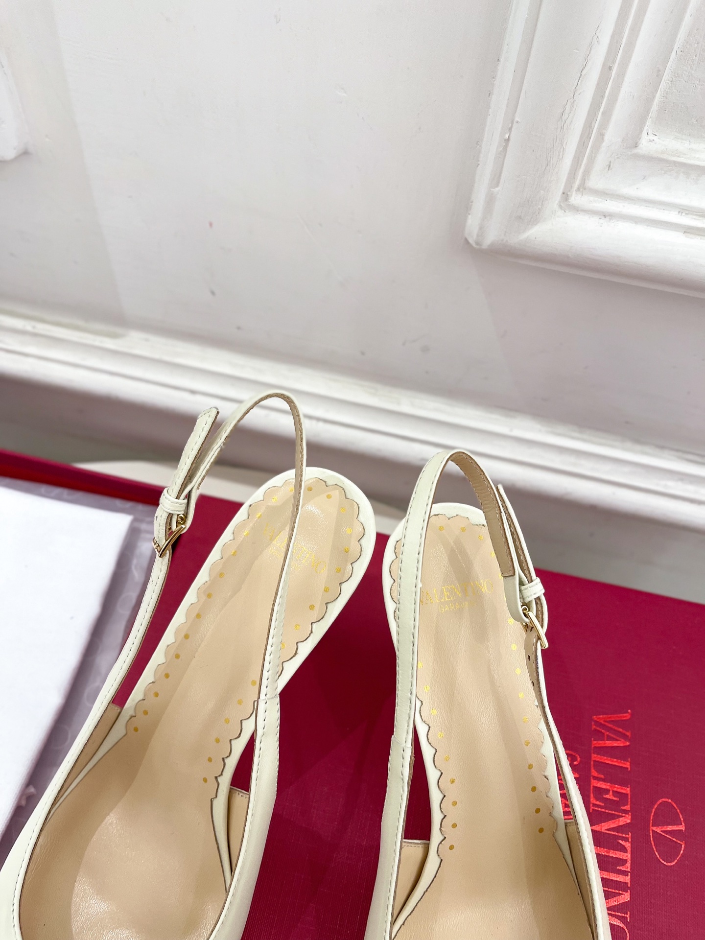 Valentino 华伦天奴 2025ss早春新品  V扣蝴蝶结拼色高跟凉鞋上新☑️
—————————