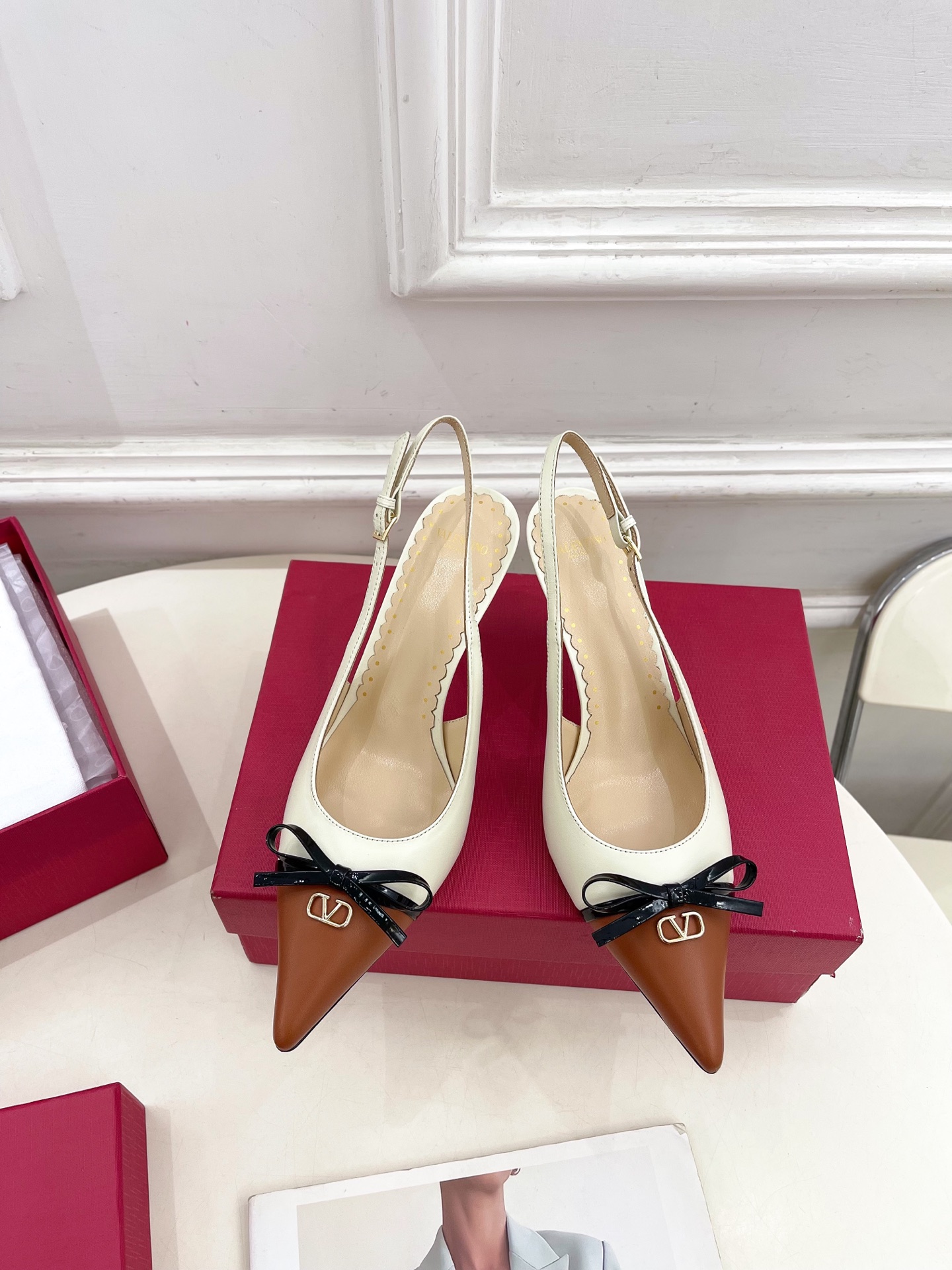 Valentino 华伦天奴 2025ss早春新品  V扣蝴蝶结拼色高跟凉鞋上新☑️
—————————