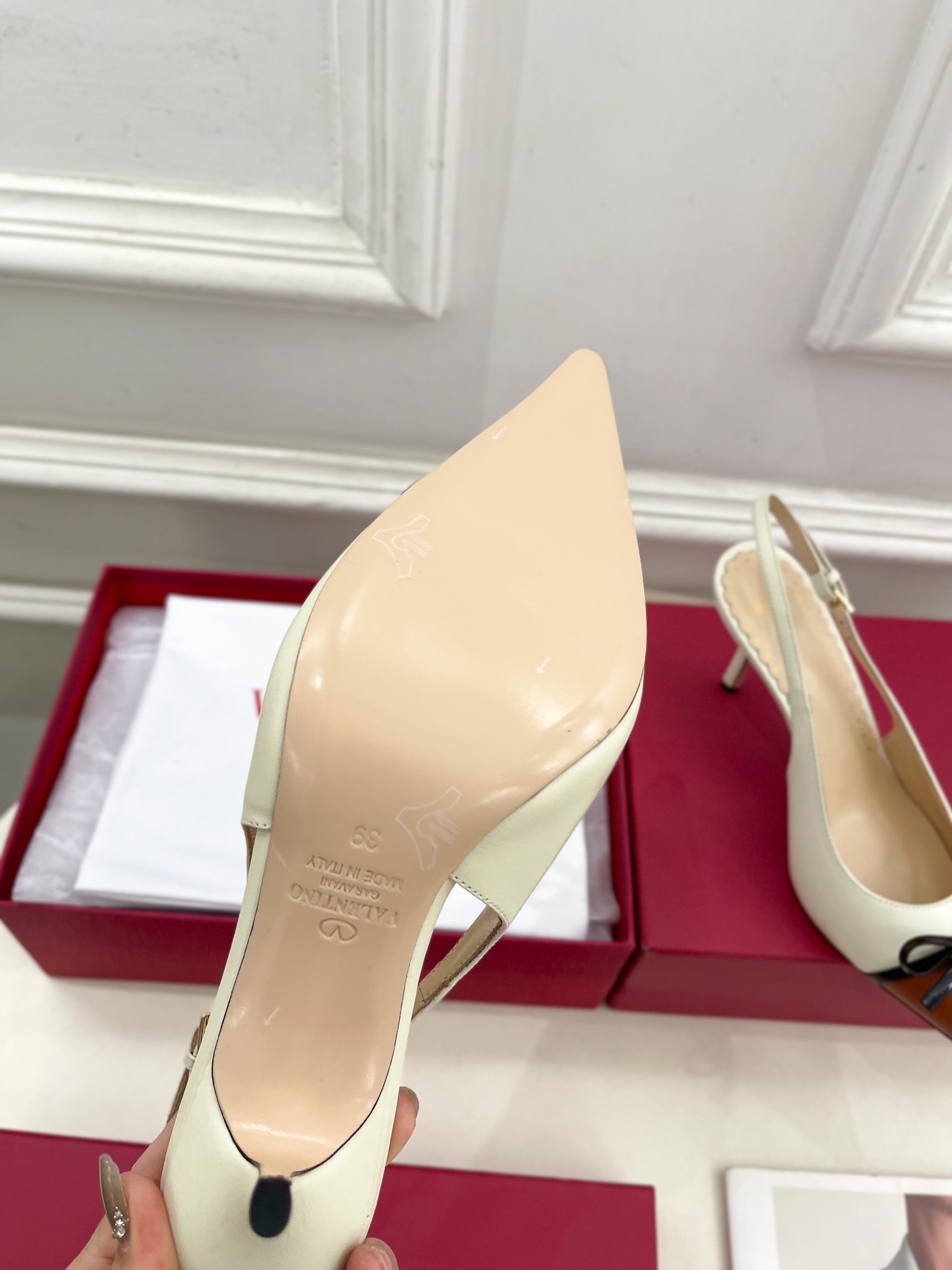 Valentino 华伦天奴 2025ss早春新品  V扣蝴蝶结拼色高跟凉鞋上新☑️
—————————