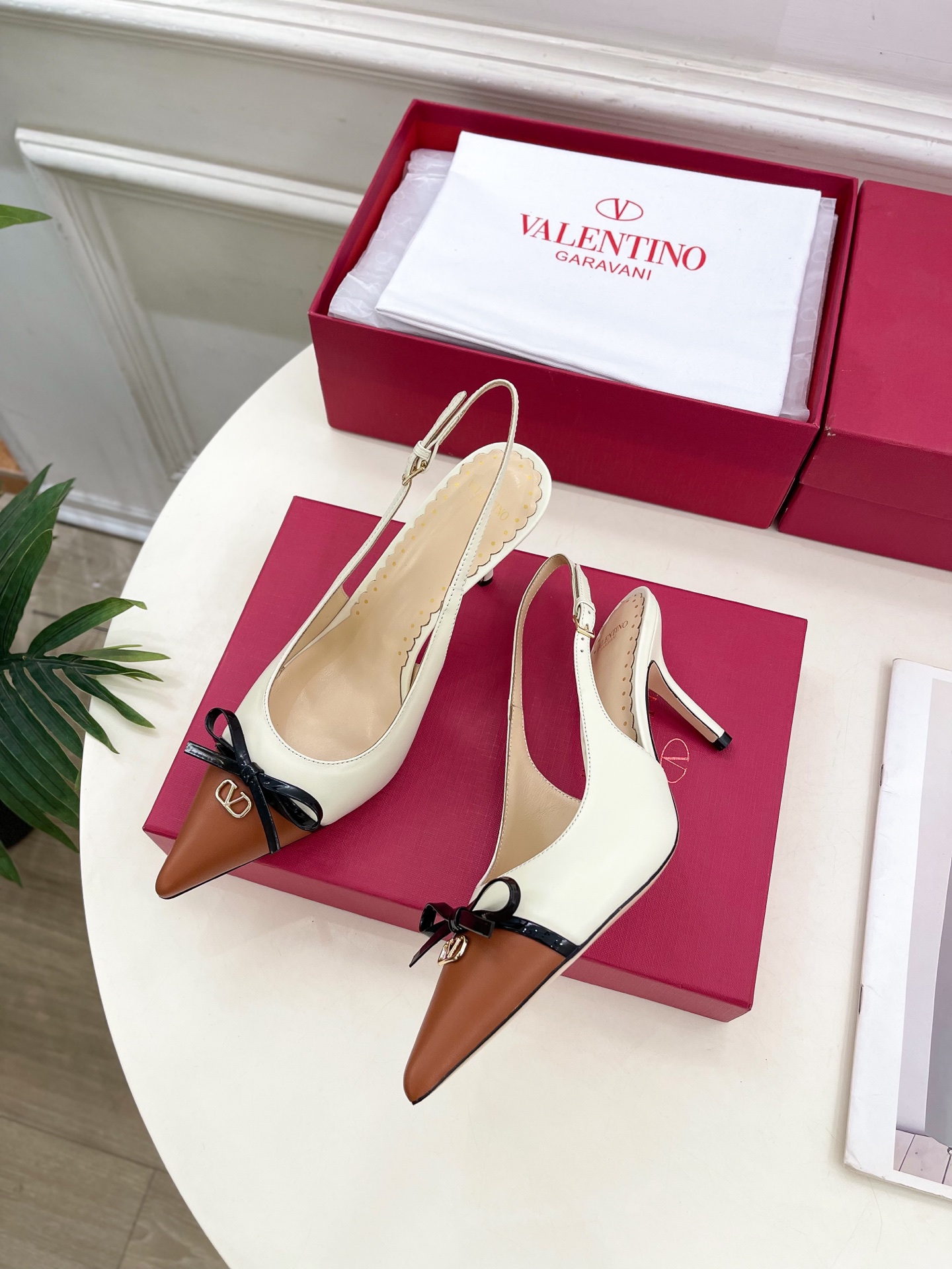Valentino 华伦天奴 2025ss早春新品  V扣蝴蝶结拼色高跟凉鞋上新☑️
—————————
