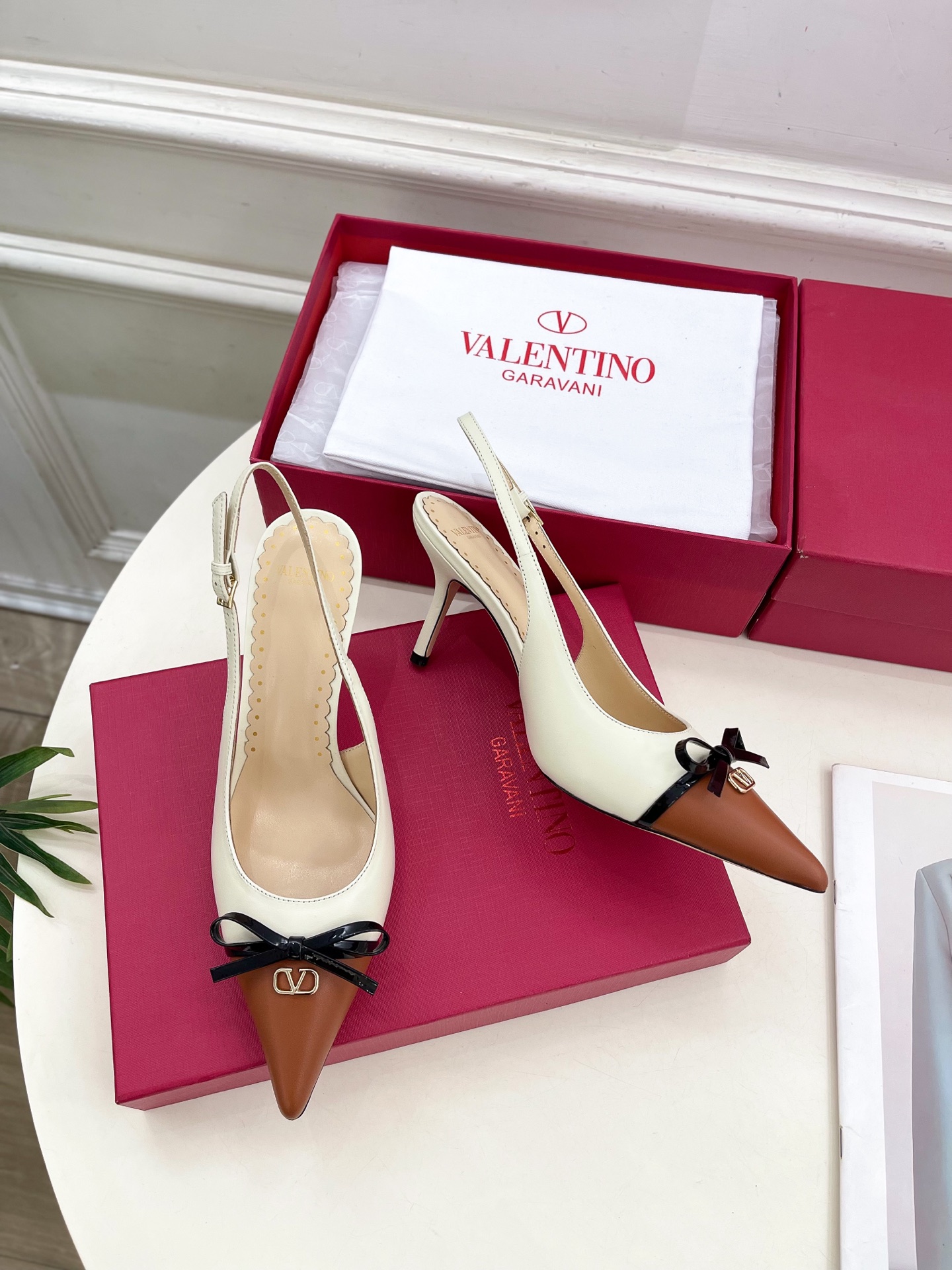 Valentino 华伦天奴 2025ss早春新品  V扣蝴蝶结拼色高跟凉鞋上新☑️
—————————