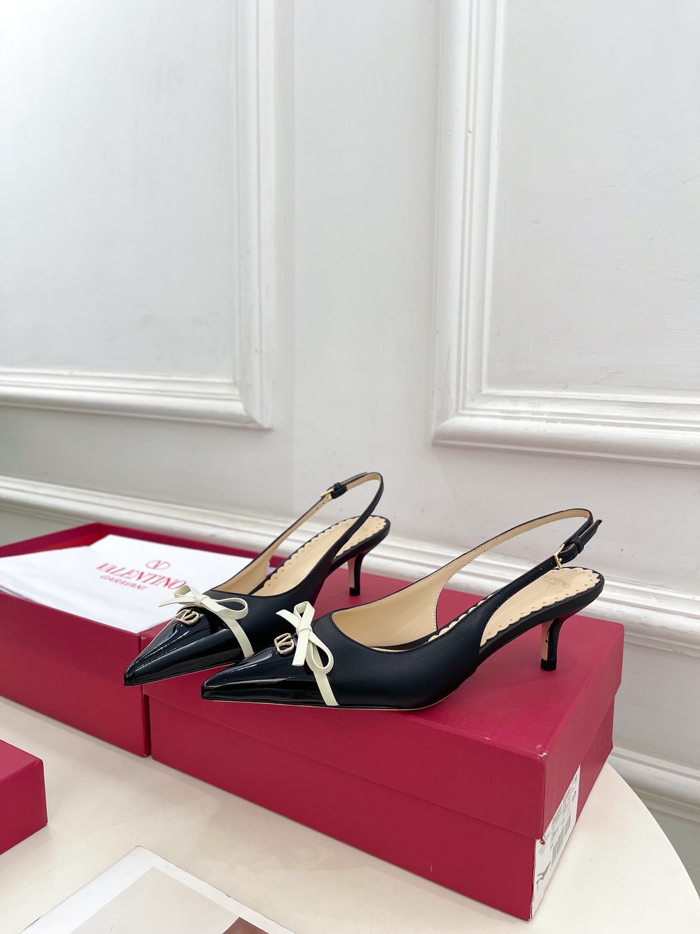 Valentino 华伦天奴 2025ss早春新品  V扣蝴蝶结拼色高跟凉鞋上新☑️
—————————