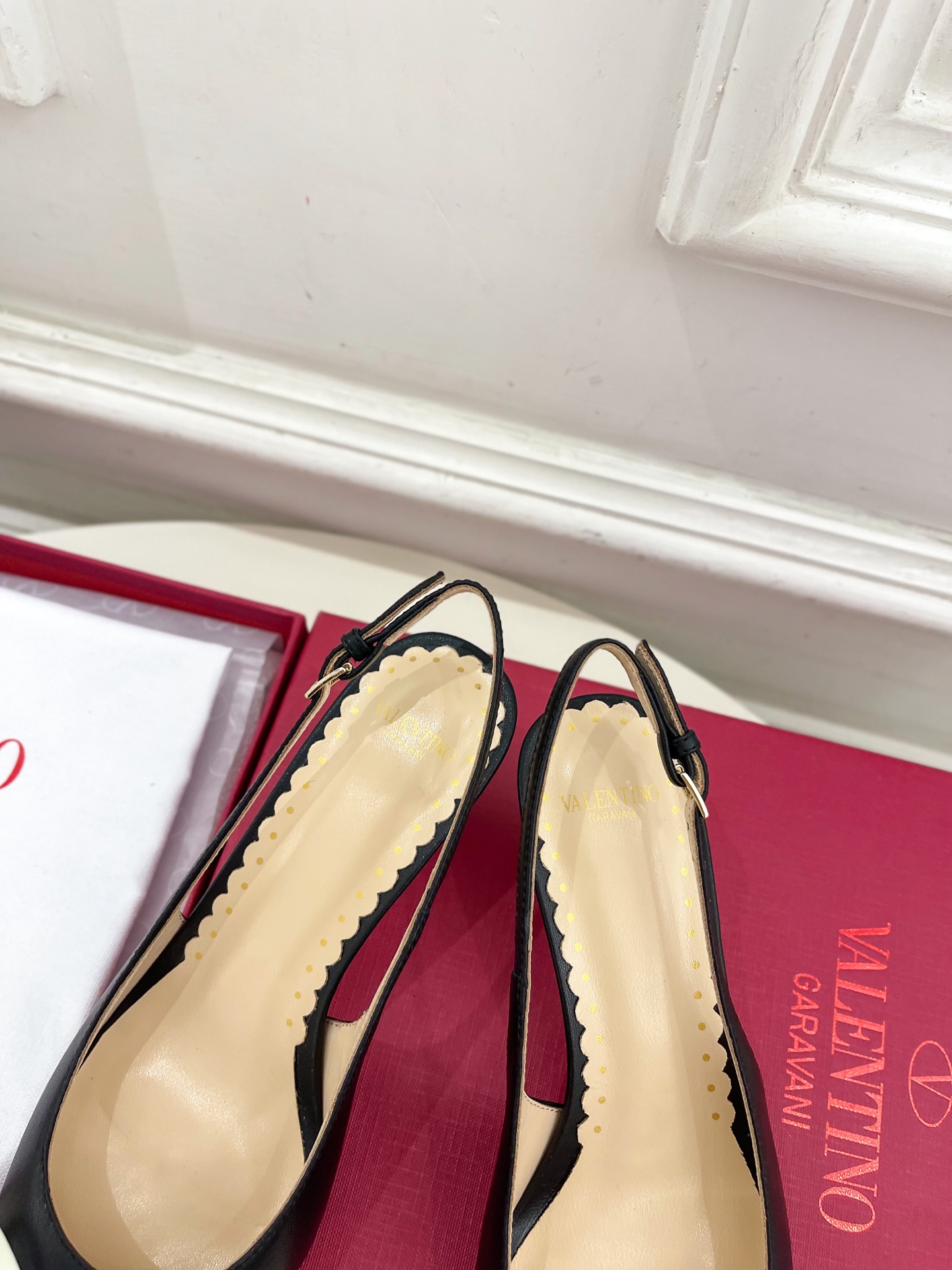 Valentino 华伦天奴 2025ss早春新品  V扣蝴蝶结拼色高跟凉鞋上新☑️
—————————