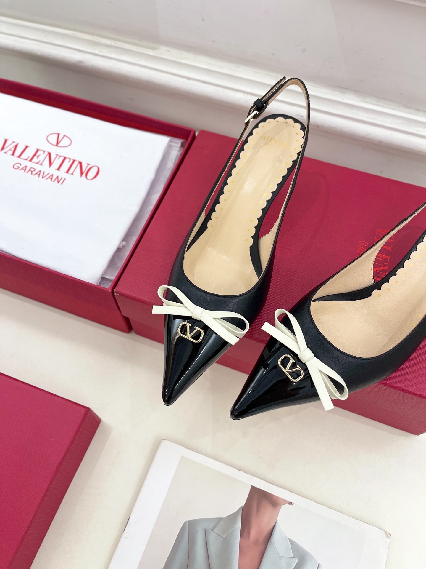 Valentino 华伦天奴 2025ss早春新品  V扣蝴蝶结拼色高跟凉鞋上新☑️
—————————