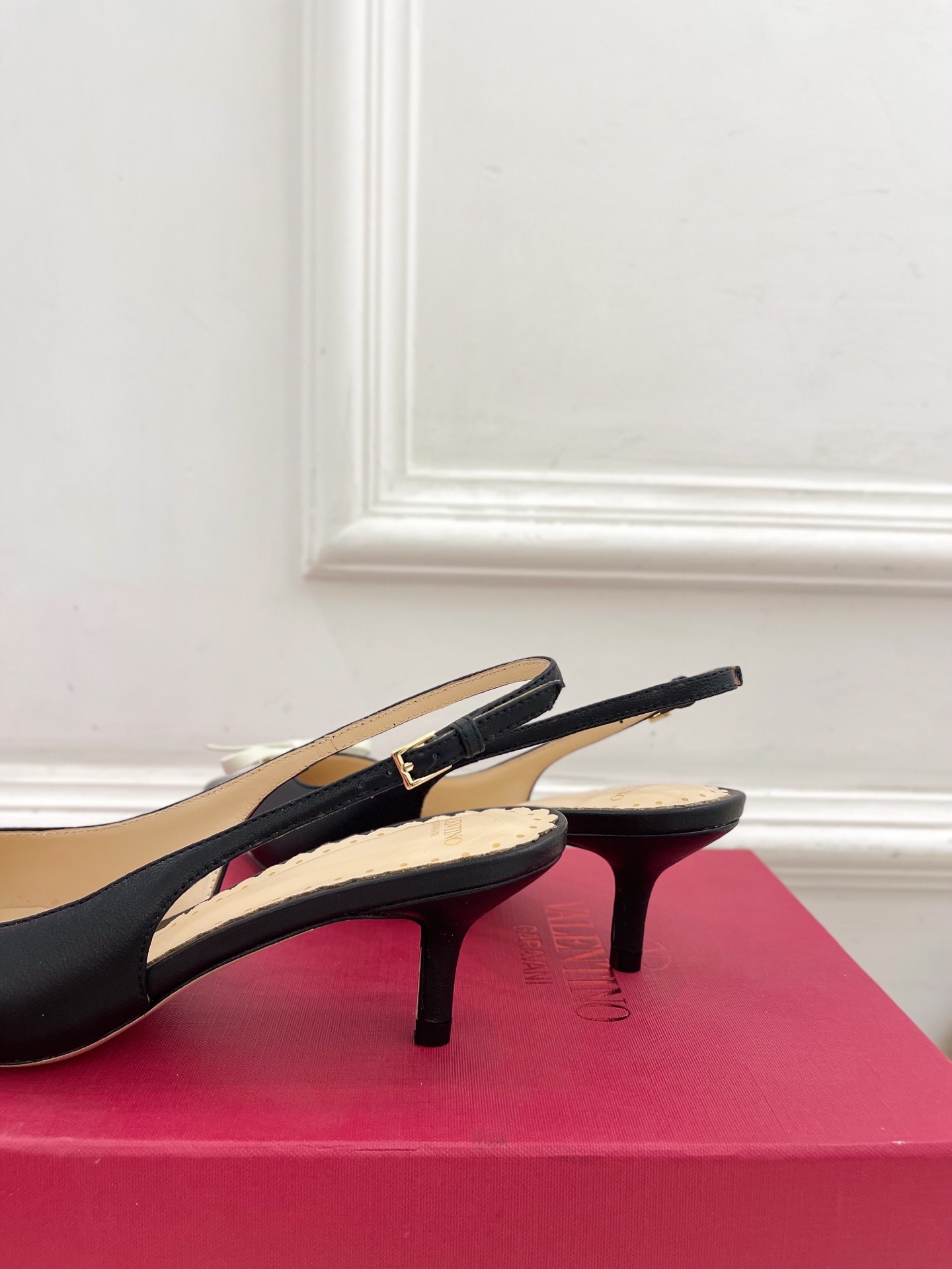 Valentino 华伦天奴 2025ss早春新品  V扣蝴蝶结拼色高跟凉鞋上新☑️
—————————