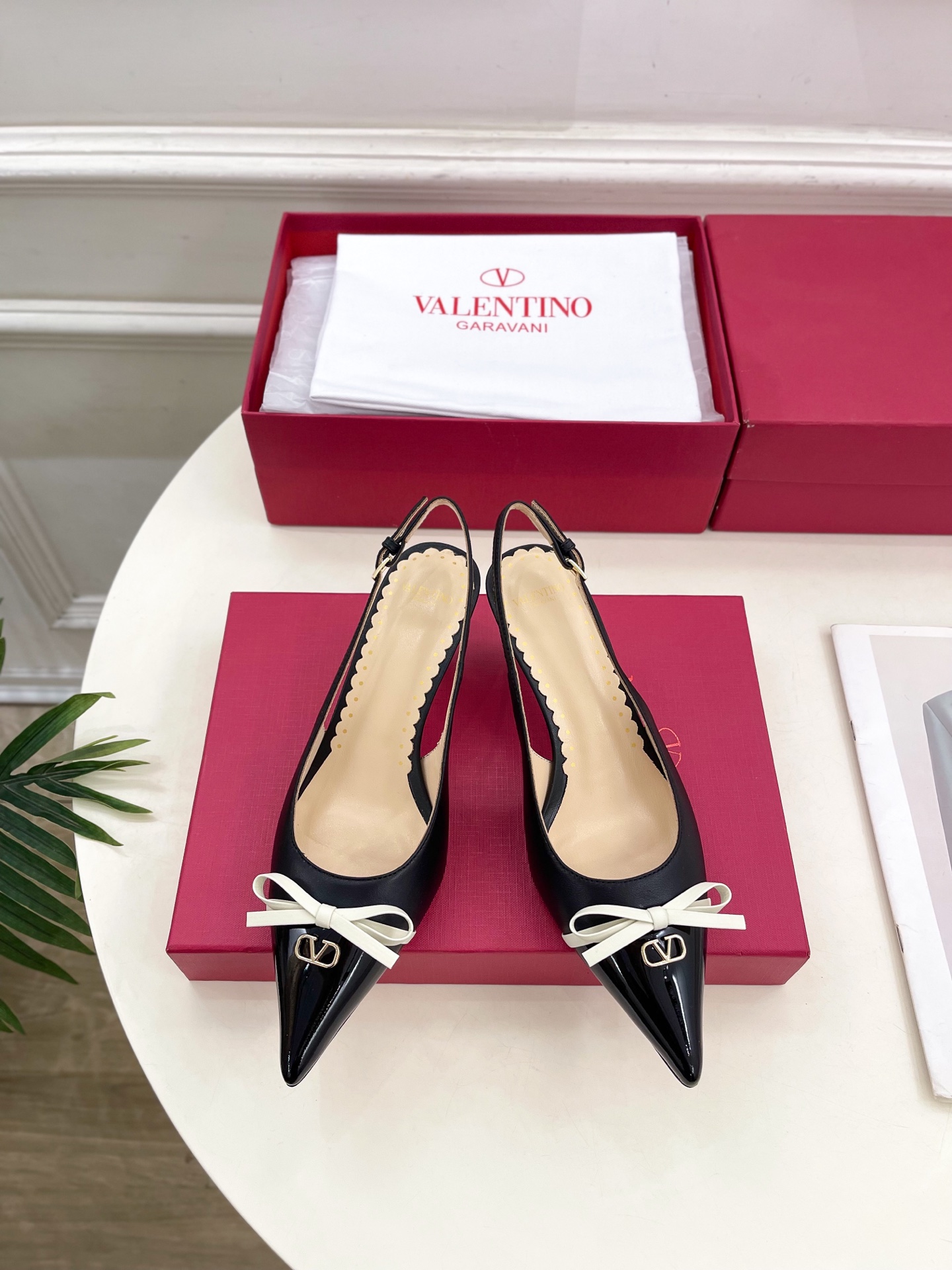 Valentino 华伦天奴 2025ss早春新品  V扣蝴蝶结拼色高跟凉鞋上新☑️
—————————