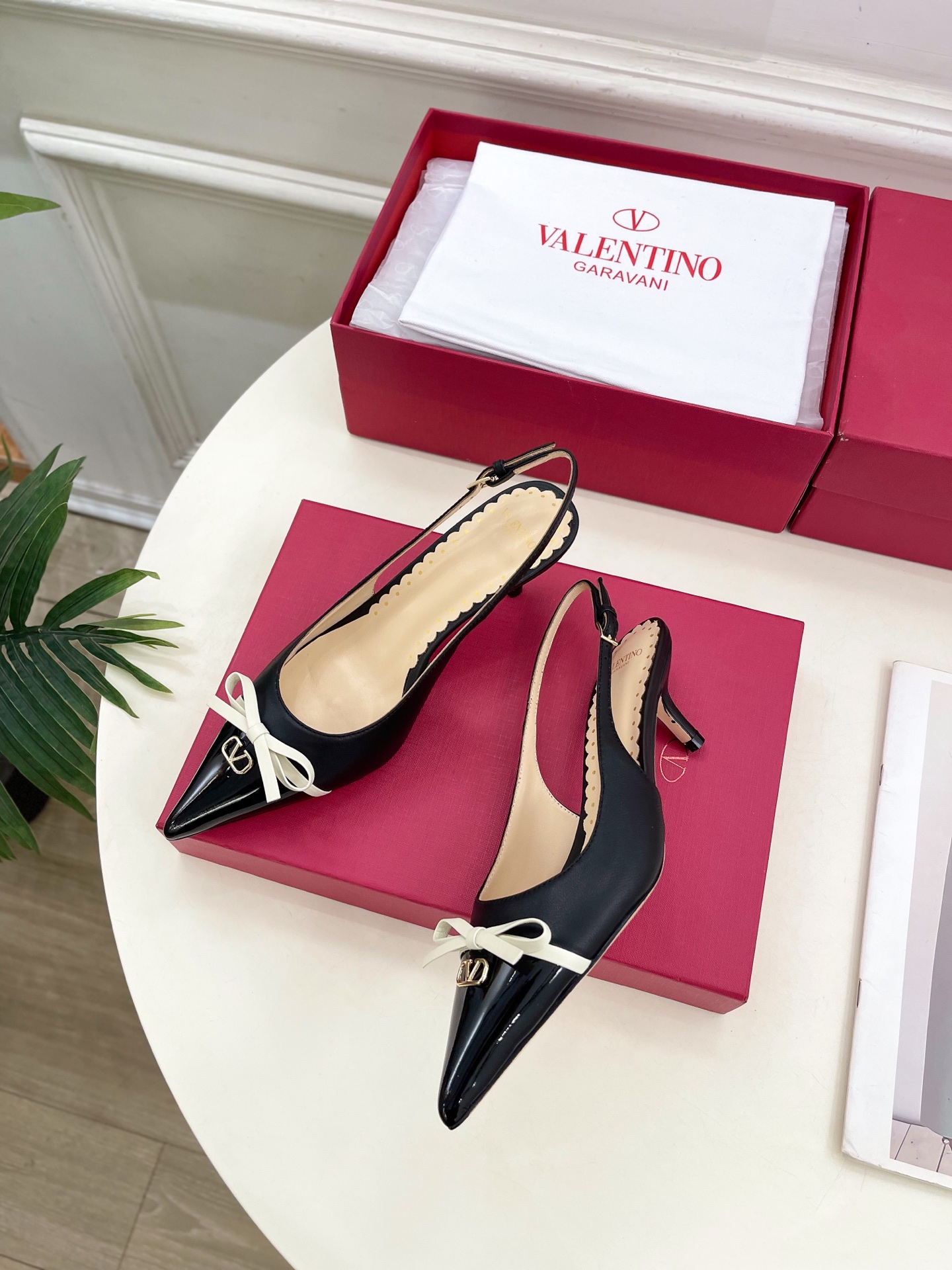 Valentino 华伦天奴 2025ss早春新品  V扣蝴蝶结拼色高跟凉鞋上新☑️
—————————