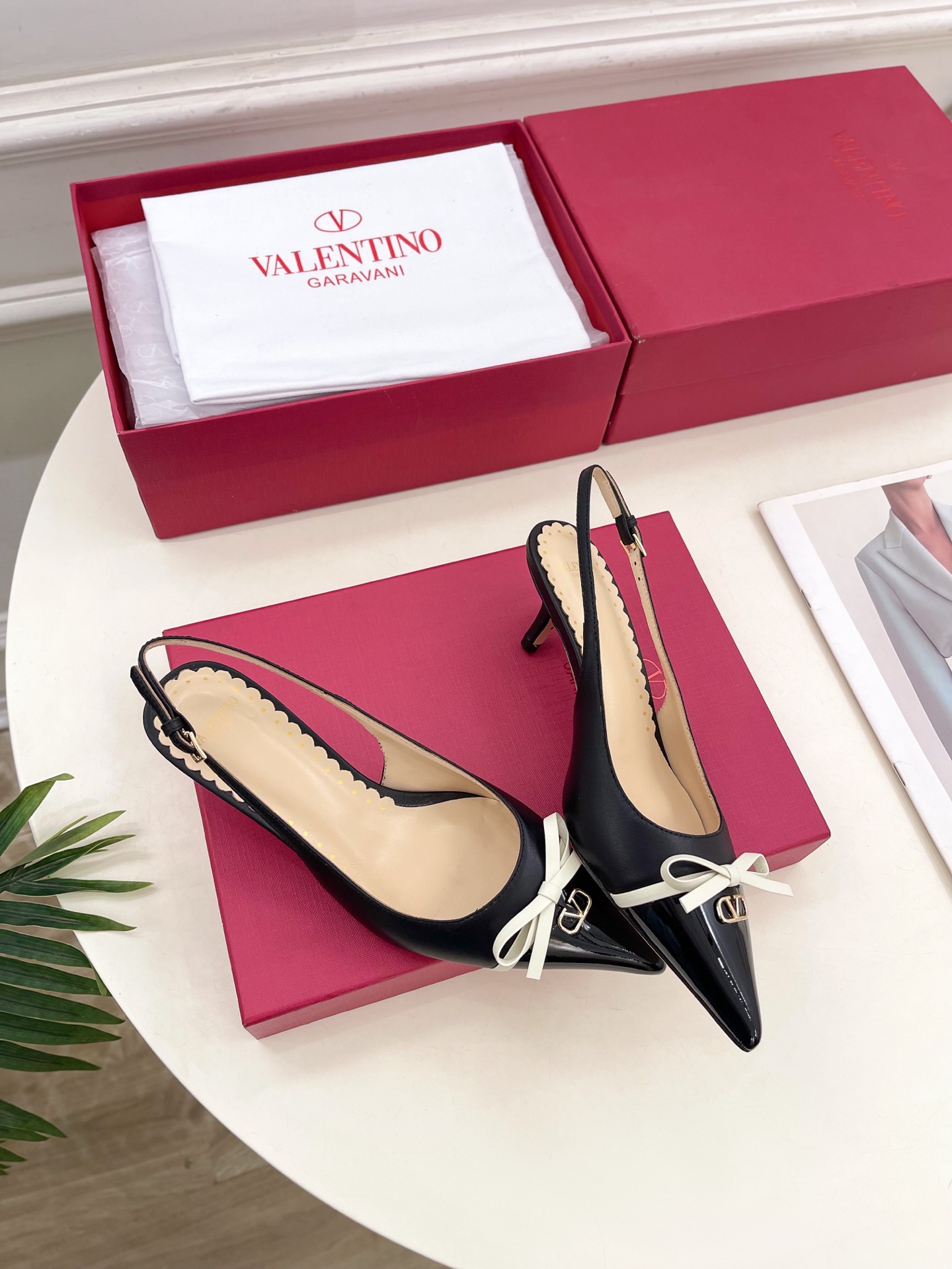 Valentino 华伦天奴 2025ss早春新品  V扣蝴蝶结拼色高跟凉鞋上新☑️
—————————