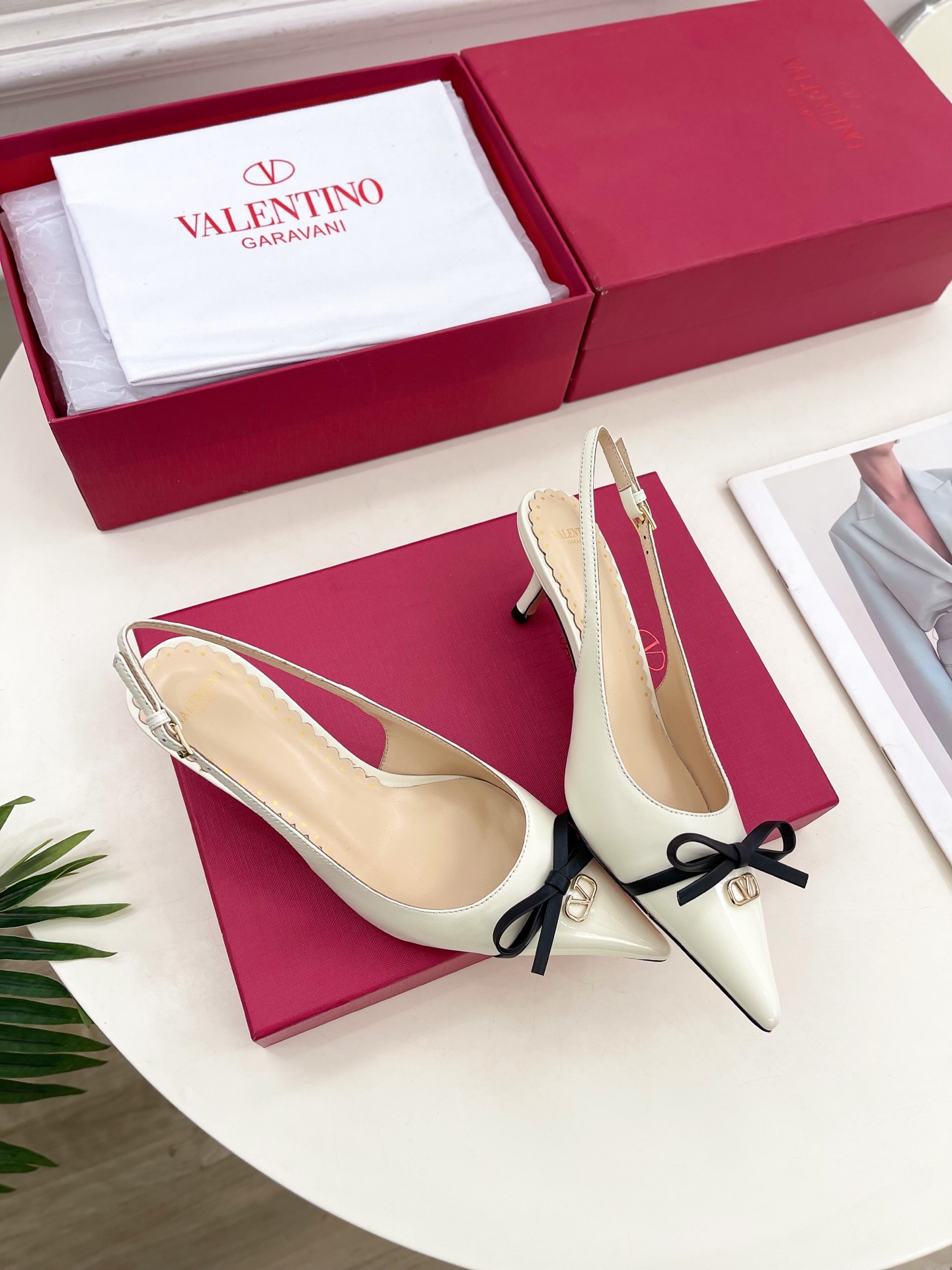 Valentino 华伦天奴 2025ss早春新品  V扣蝴蝶结拼色高跟凉鞋上新☑️
—————————