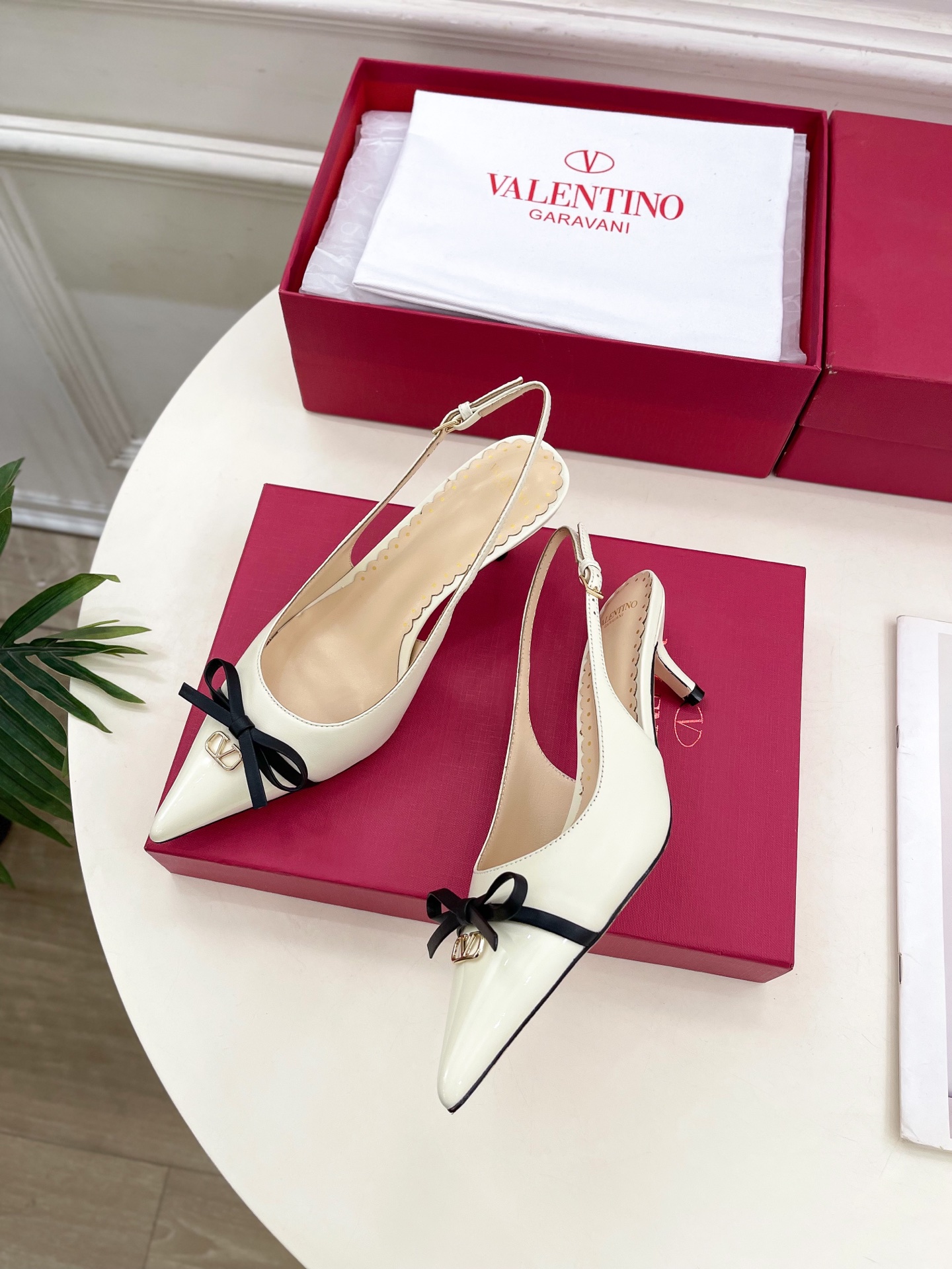 Valentino 华伦天奴 2025ss早春新品  V扣蝴蝶结拼色高跟凉鞋上新☑️
—————————
