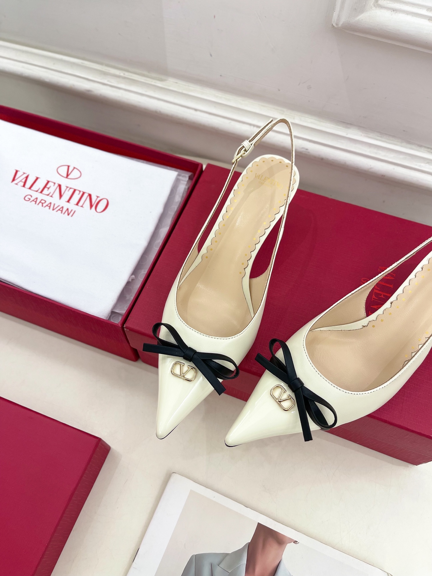 Valentino 华伦天奴 2025ss早春新品  V扣蝴蝶结拼色高跟凉鞋上新☑️
—————————
