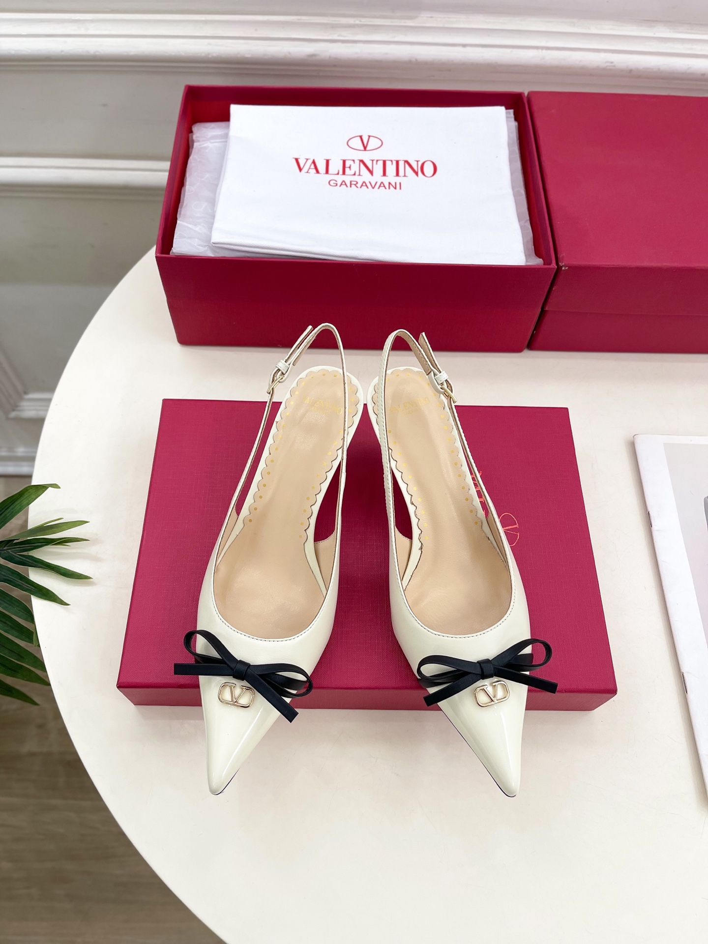 Valentino 华伦天奴 2025ss早春新品  V扣蝴蝶结拼色高跟凉鞋上新☑️
—————————