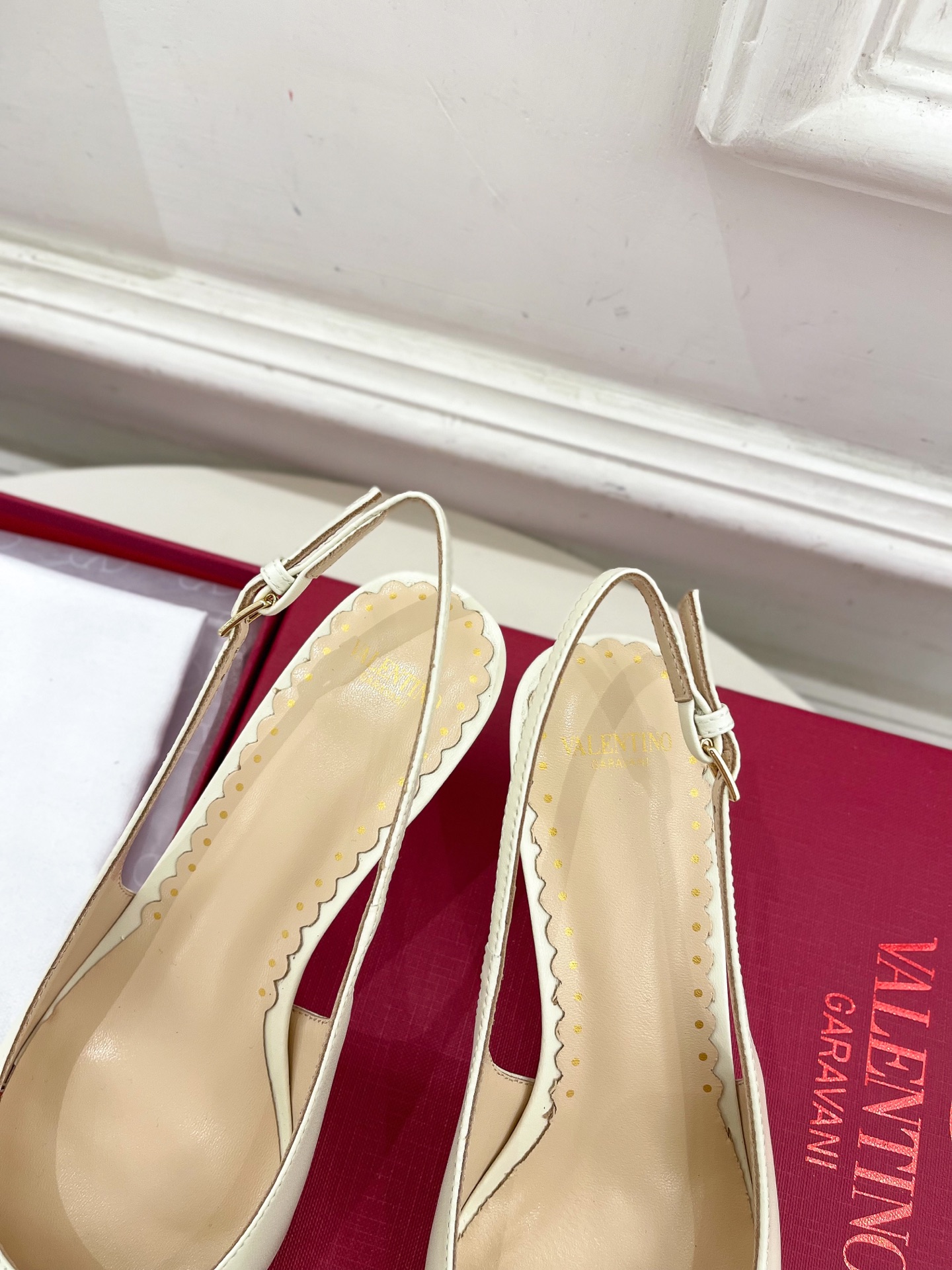 Valentino 华伦天奴 2025ss早春新品  V扣蝴蝶结拼色高跟凉鞋上新☑️
—————————