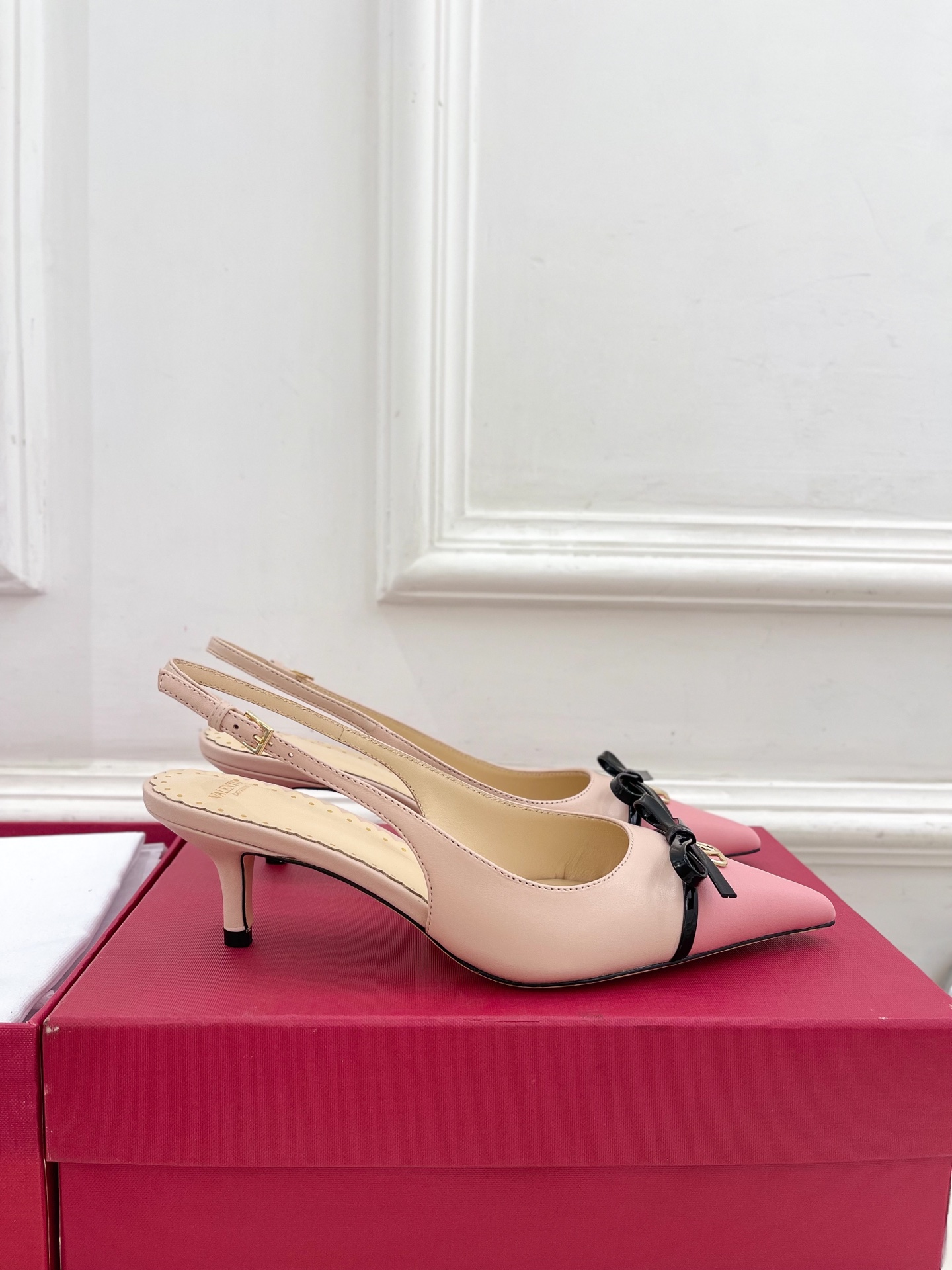 Valentino 华伦天奴 2025ss早春新品  V扣蝴蝶结拼色高跟凉鞋上新☑️
—————————
