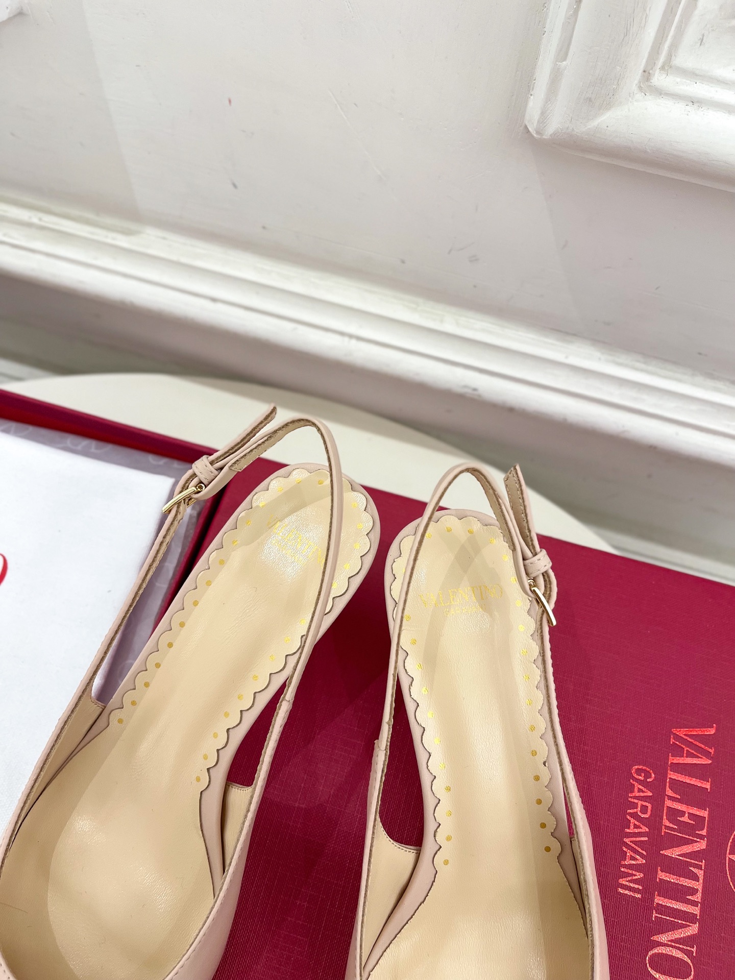Valentino 华伦天奴 2025ss早春新品  V扣蝴蝶结拼色高跟凉鞋上新☑️
—————————