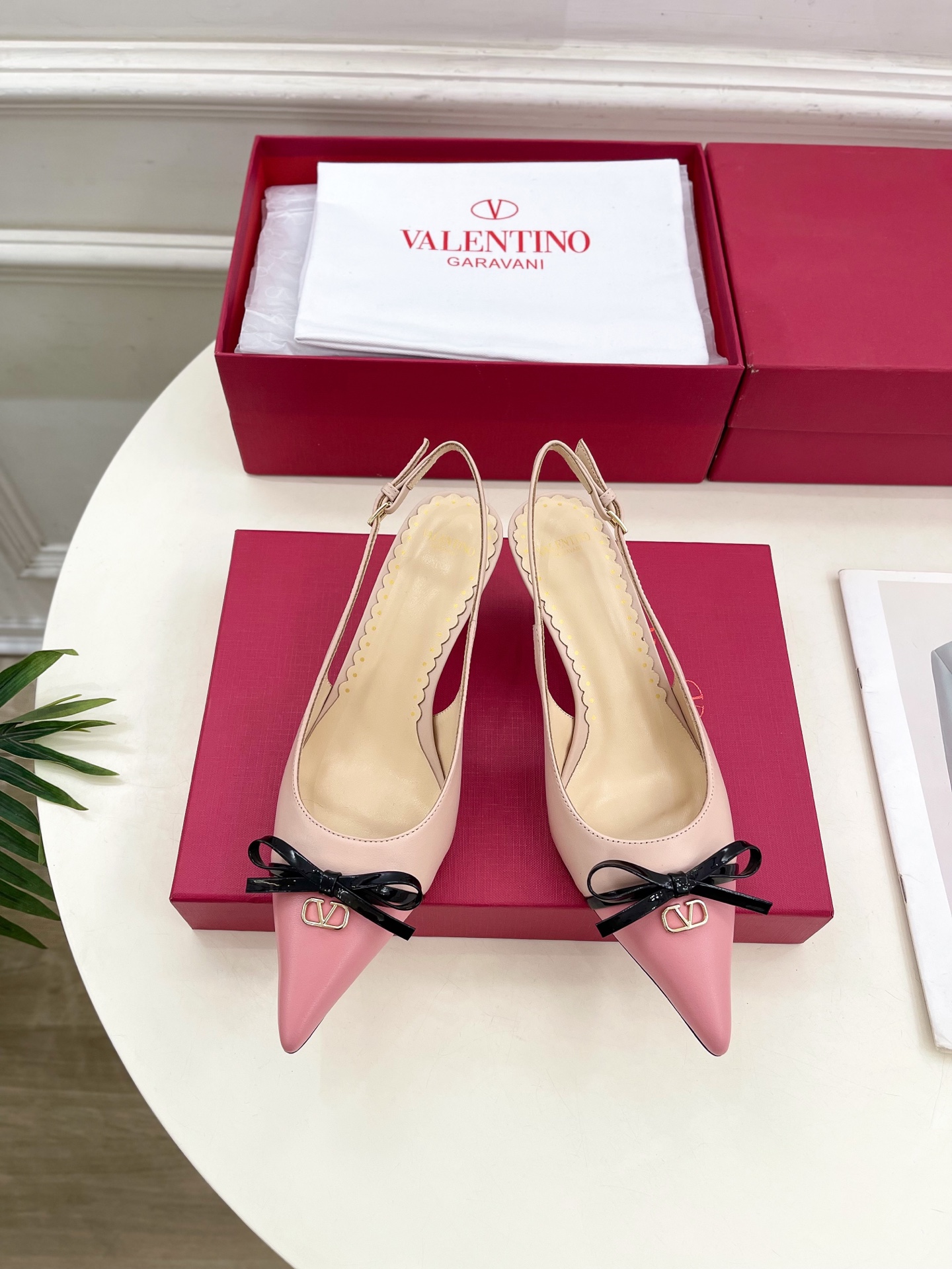 Valentino 华伦天奴 2025ss早春新品  V扣蝴蝶结拼色高跟凉鞋上新☑️
—————————