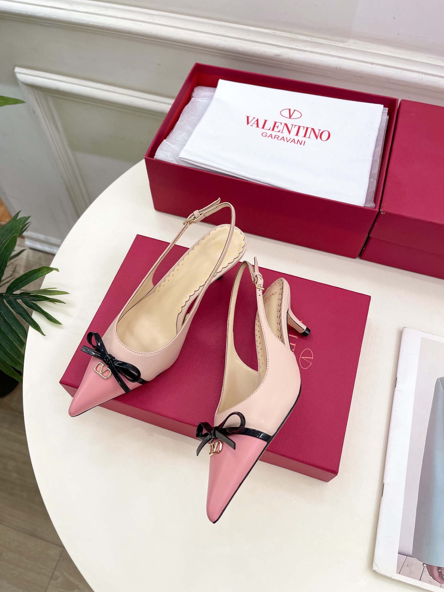 Valentino 华伦天奴 2025ss早春新品  V扣蝴蝶结拼色高跟凉鞋上新☑️
—————————