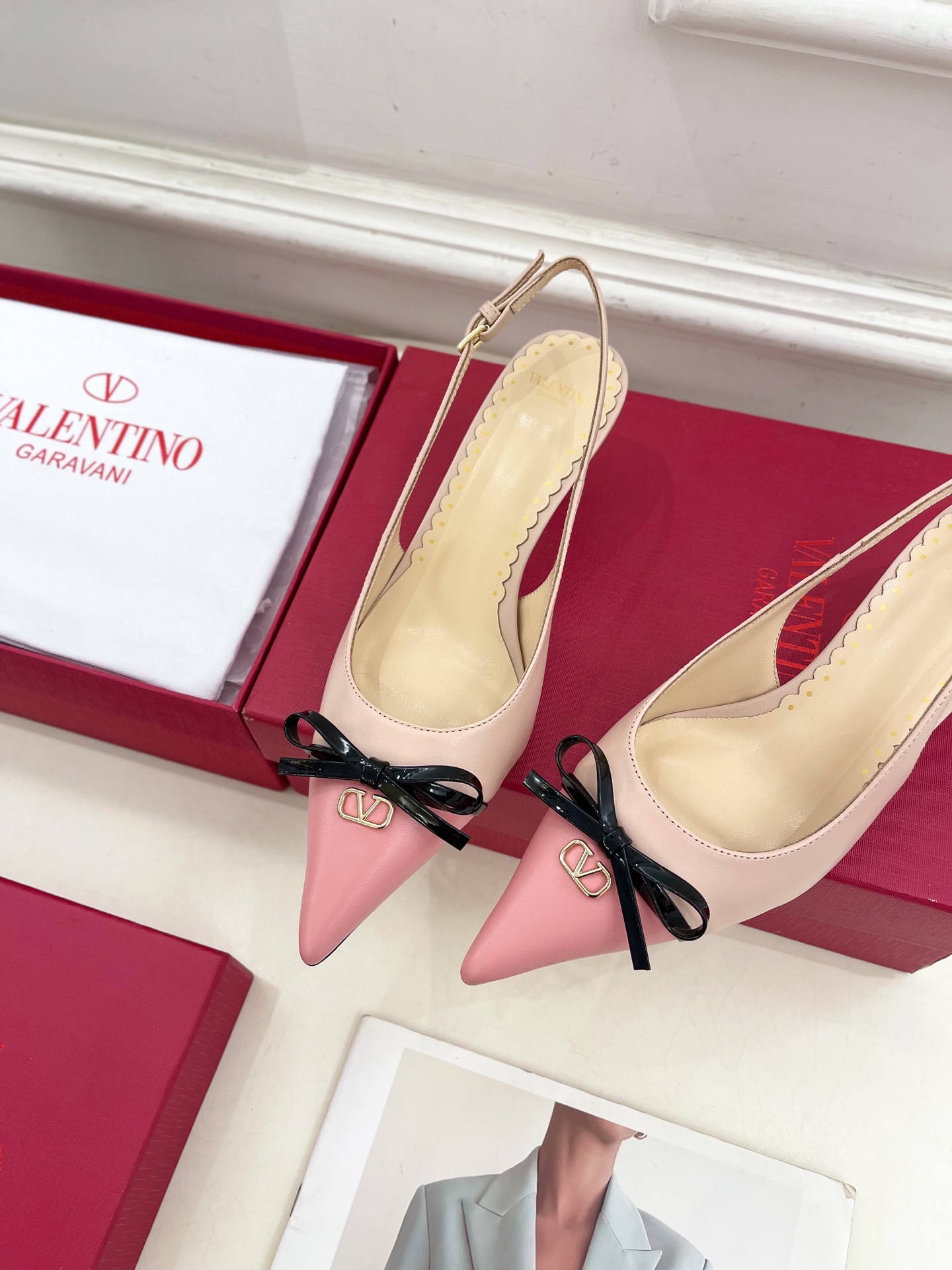 Valentino 华伦天奴 2025ss早春新品  V扣蝴蝶结拼色高跟凉鞋上新☑️
—————————