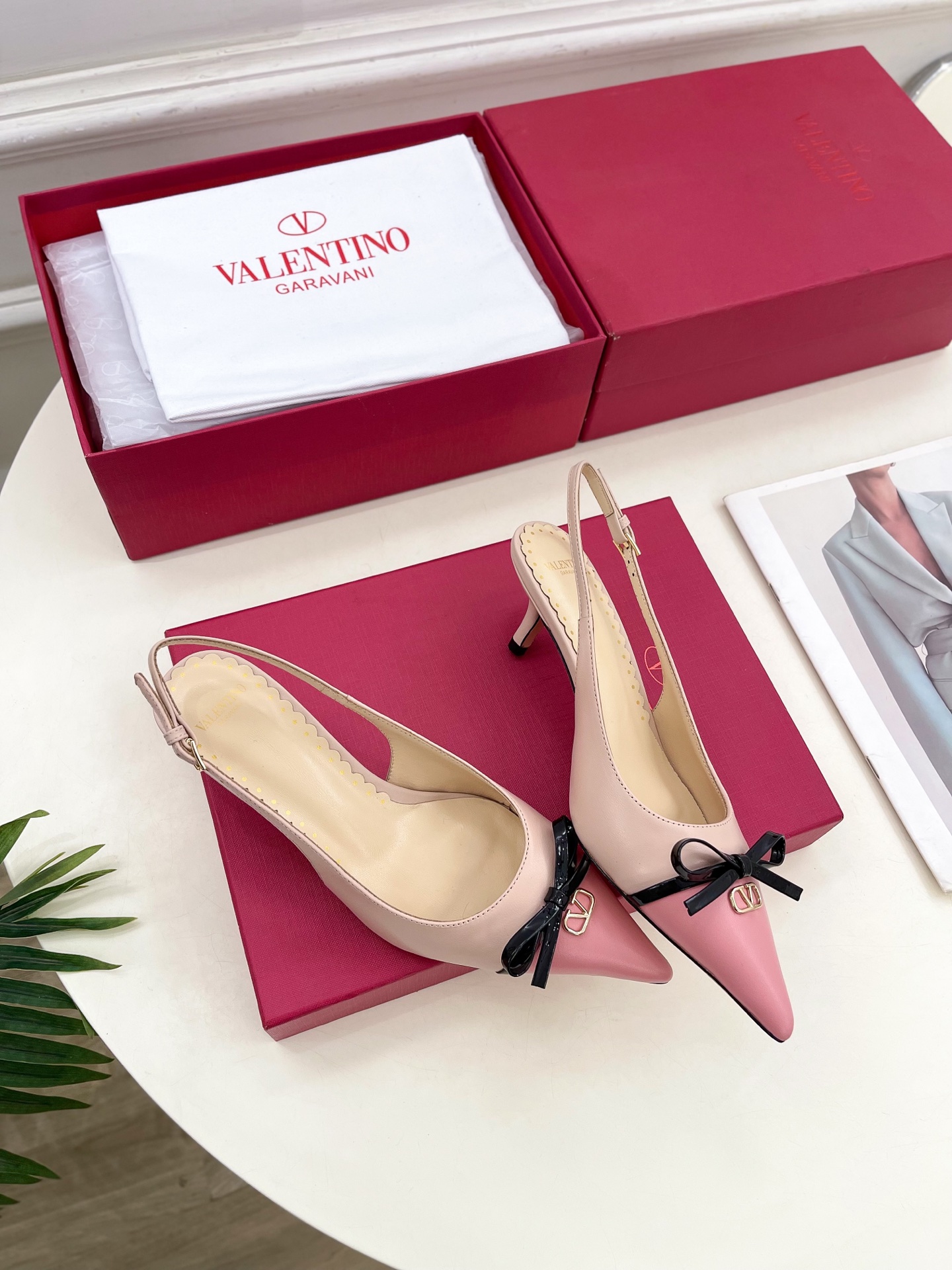 Valentino 华伦天奴 2025ss早春新品  V扣蝴蝶结拼色高跟凉鞋上新☑️
—————————