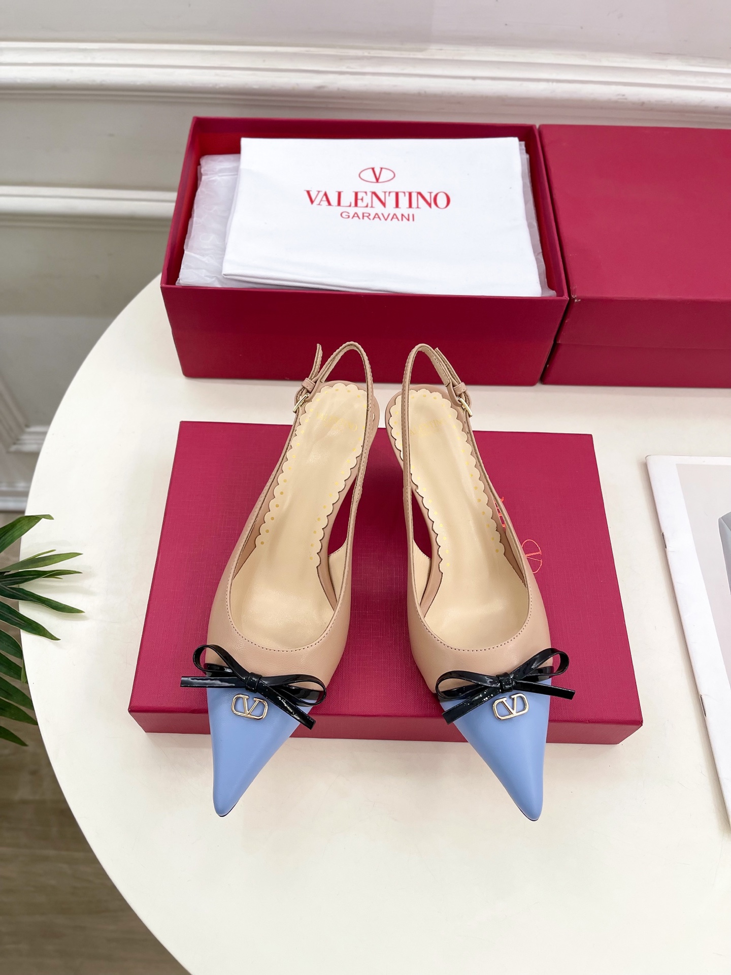 Valentino 华伦天奴 2025ss早春新品  V扣蝴蝶结拼色高跟凉鞋上新☑️
—————————