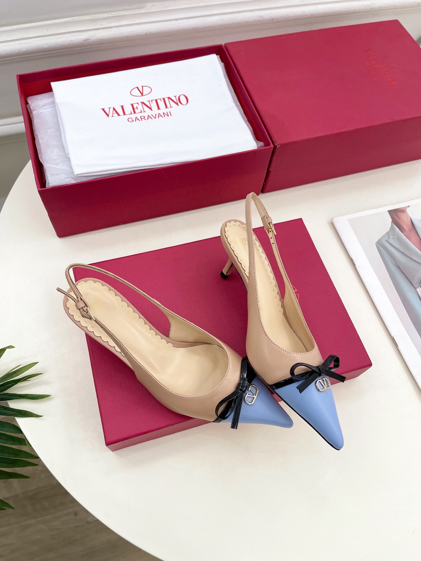 Valentino 华伦天奴 2025ss早春新品  V扣蝴蝶结拼色高跟凉鞋上新☑️
—————————