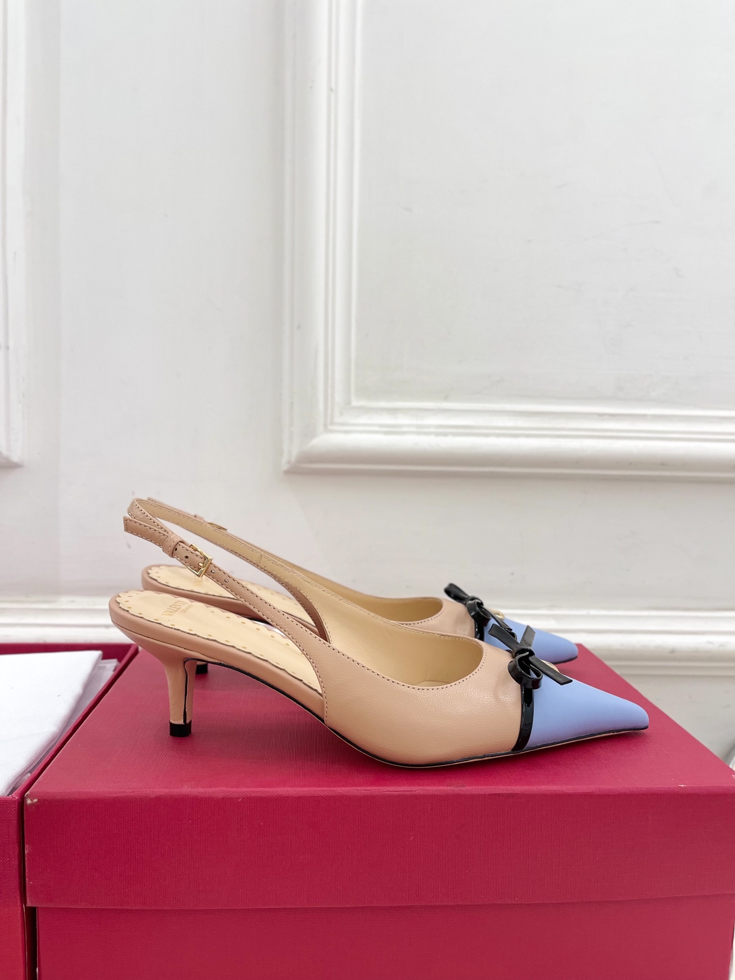 Valentino 华伦天奴 2025ss早春新品  V扣蝴蝶结拼色高跟凉鞋上新☑️
—————————