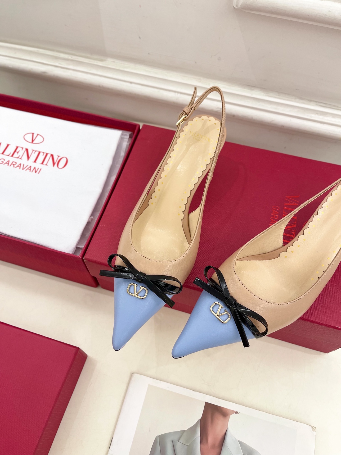 Valentino 华伦天奴 2025ss早春新品  V扣蝴蝶结拼色高跟凉鞋上新☑️
—————————