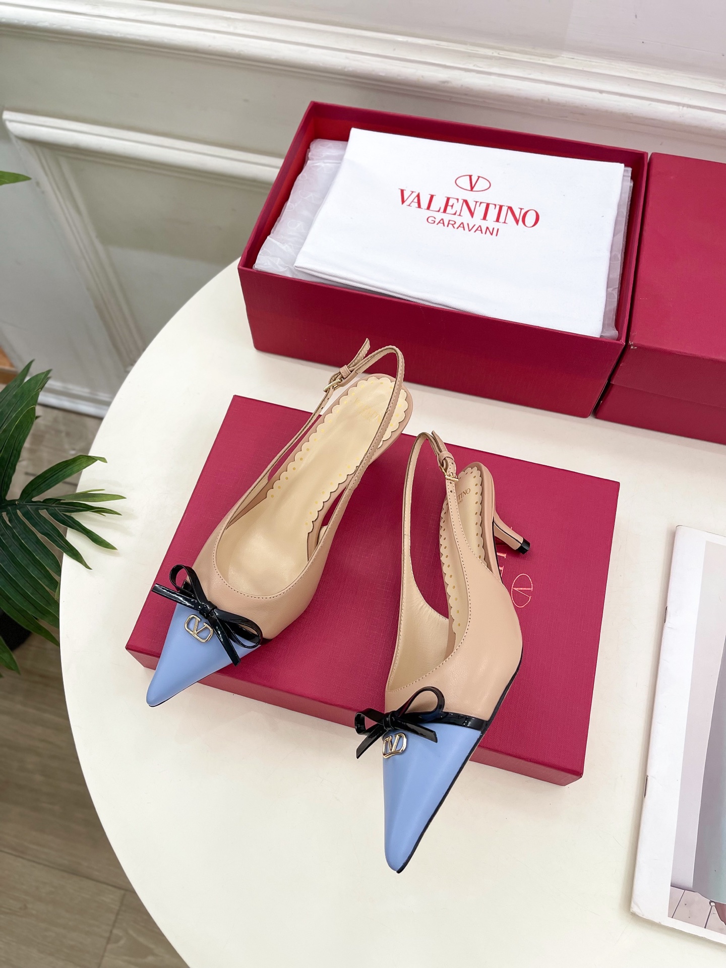 Valentino 华伦天奴 2025ss早春新品  V扣蝴蝶结拼色高跟凉鞋上新☑️
—————————