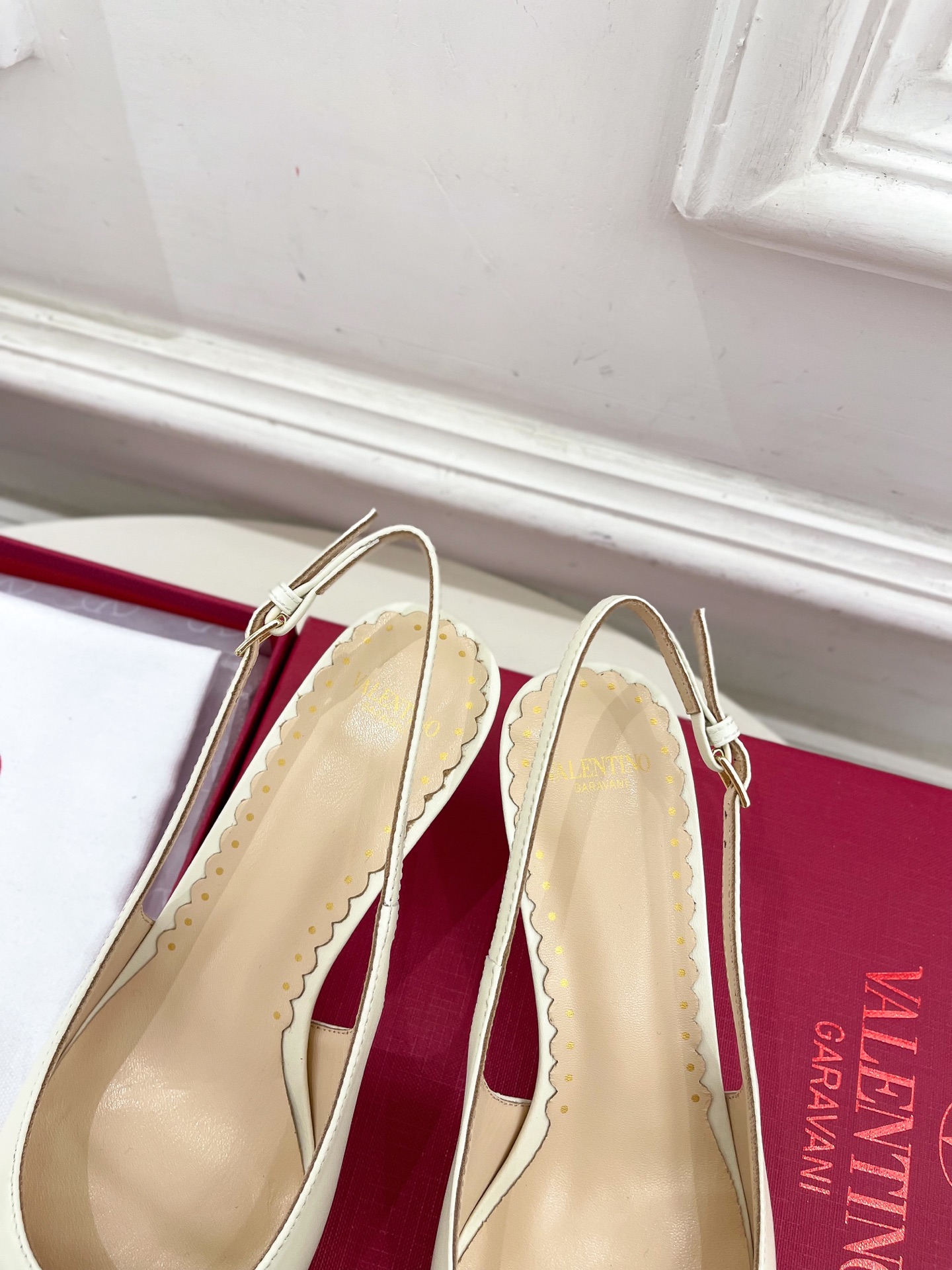 Valentino 华伦天奴 2025ss早春新品  V扣蝴蝶结拼色高跟凉鞋上新☑️
—————————