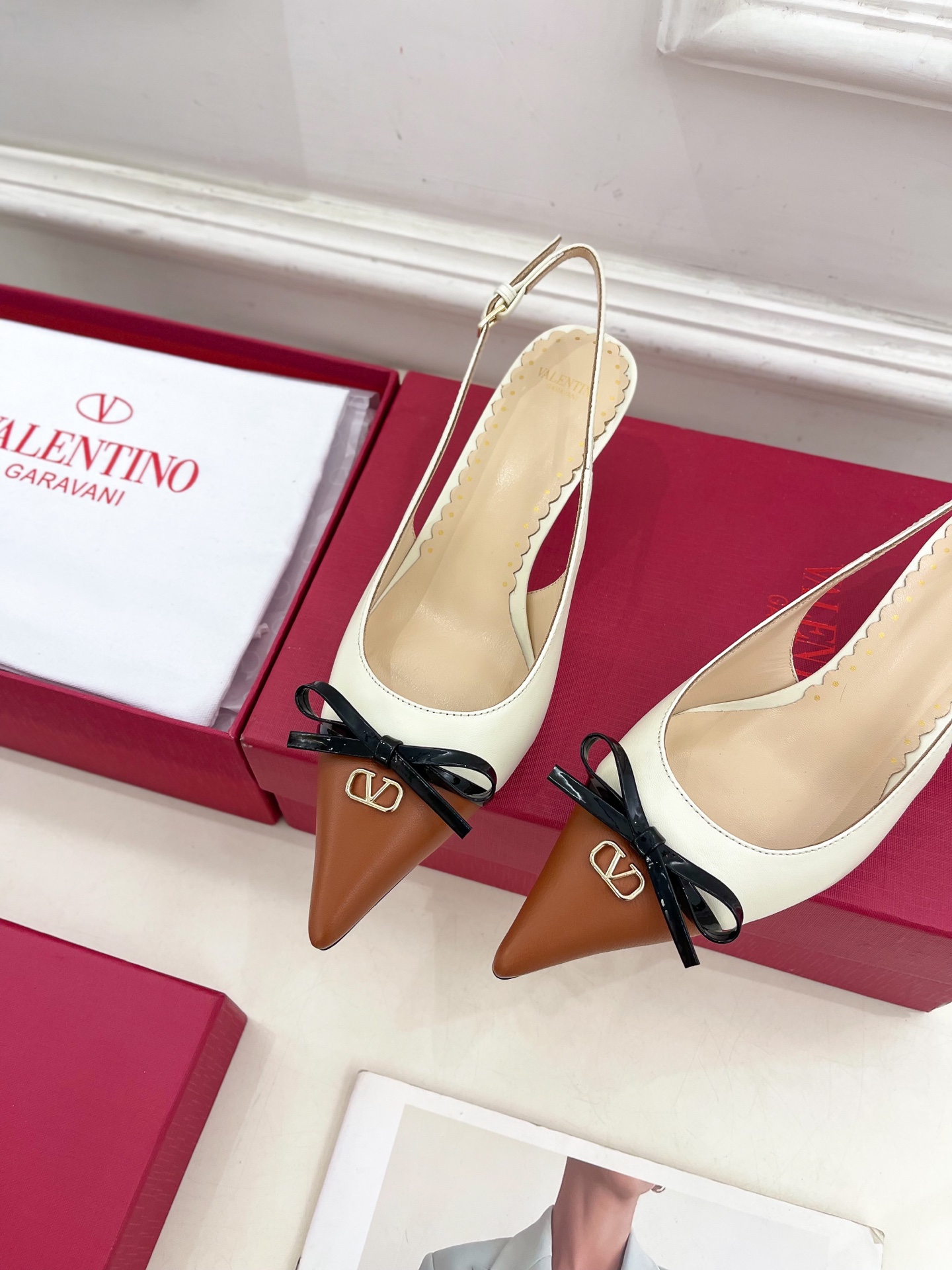 Valentino 华伦天奴 2025ss早春新品  V扣蝴蝶结拼色高跟凉鞋上新☑️
—————————