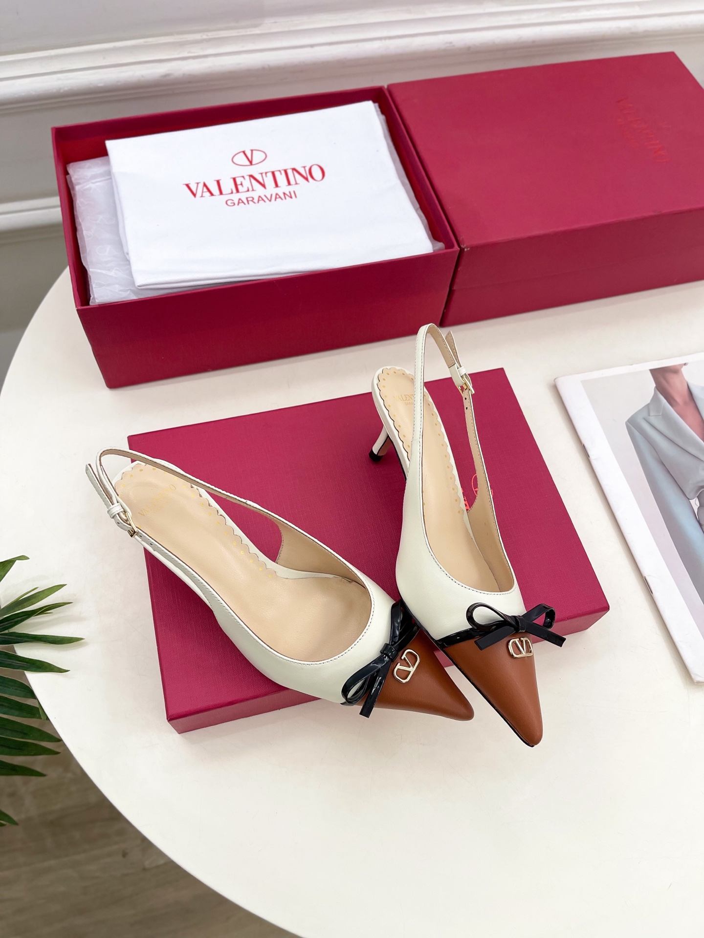 Valentino 华伦天奴 2025ss早春新品  V扣蝴蝶结拼色高跟凉鞋上新☑️
—————————