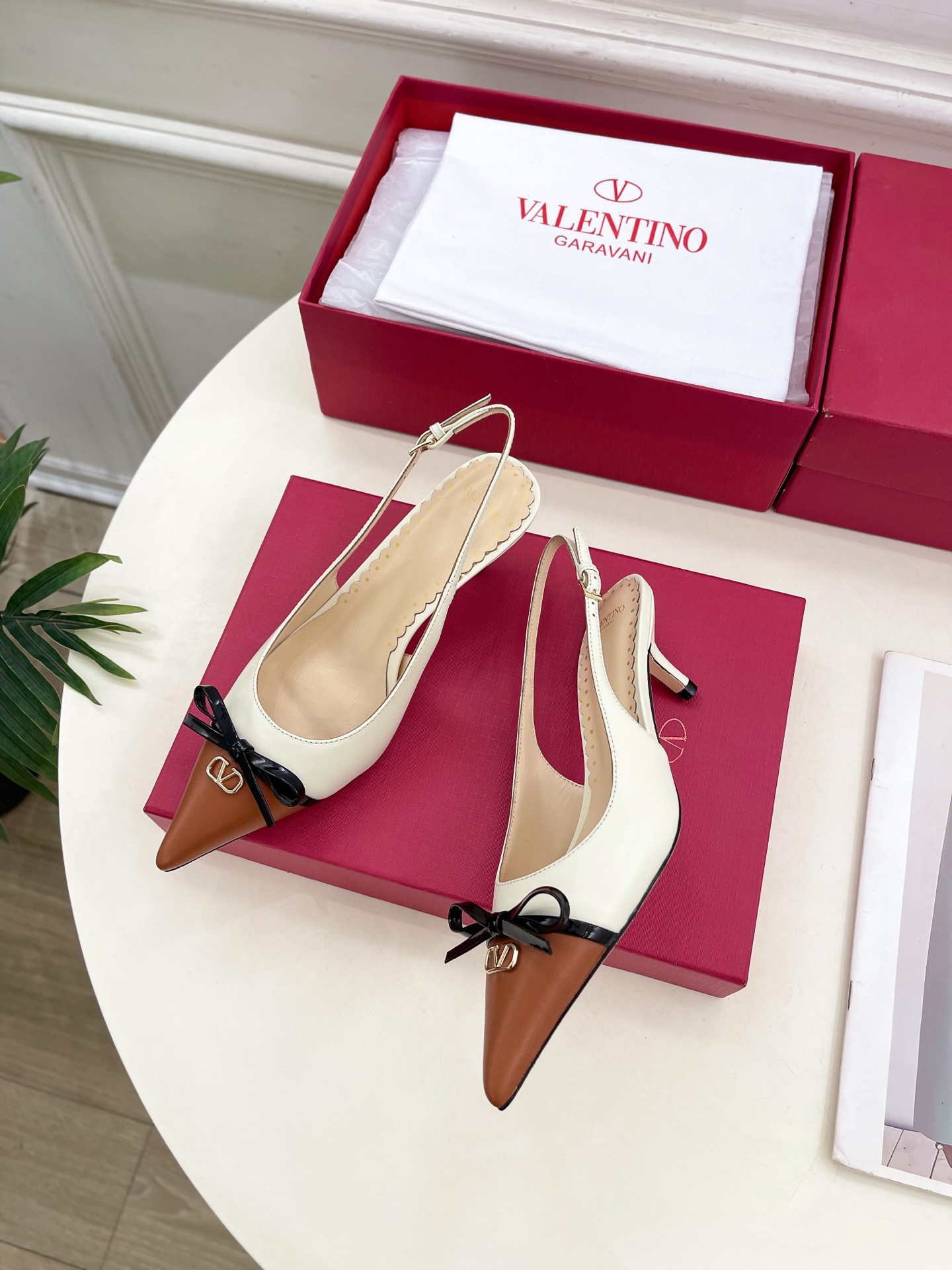 Valentino 华伦天奴 2025ss早春新品  V扣蝴蝶结拼色高跟凉鞋上新☑️
—————————
