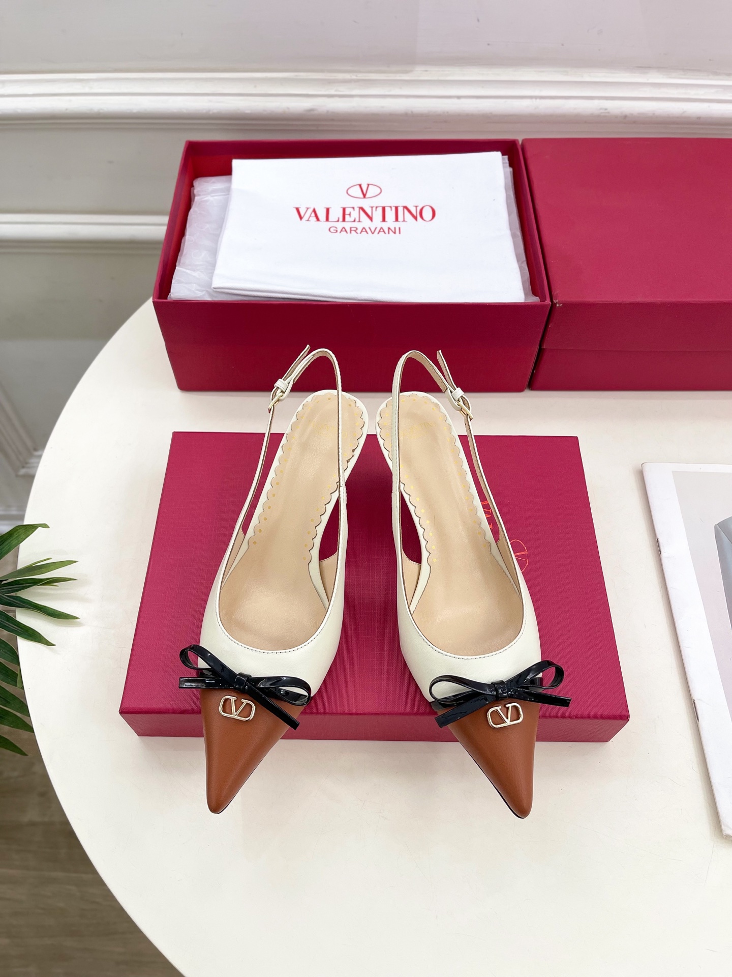 Valentino 华伦天奴 2025ss早春新品  V扣蝴蝶结拼色高跟凉鞋上新☑️
—————————