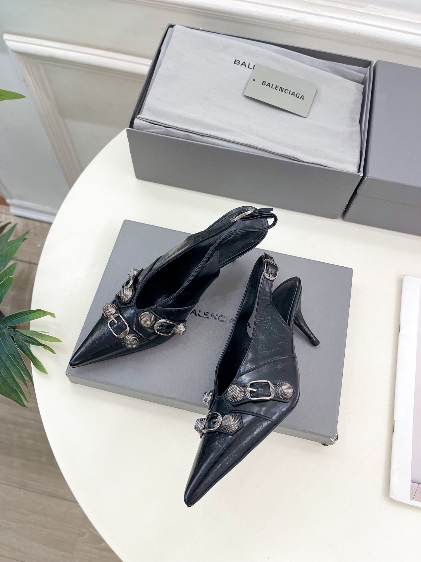 Balenciaga | 巴黎世家 25𝐬𝐬 

 ⭐️BS2025春夏新品 经典小猫跟金属鉚钉尖头后空