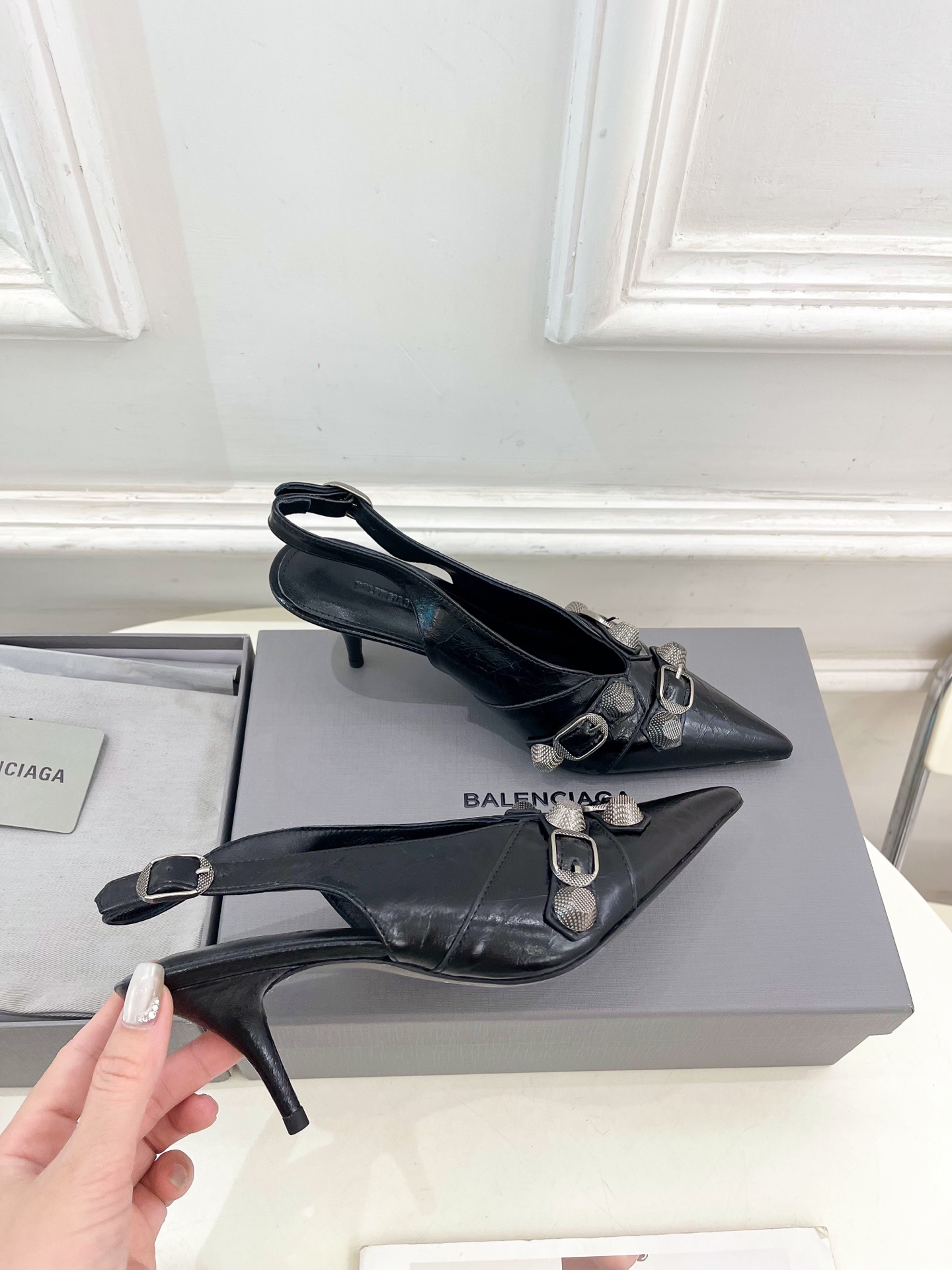 Balenciaga | 巴黎世家 25𝐬𝐬 

 ⭐️BS2025春夏新品 经典小猫跟金属鉚钉尖头后空