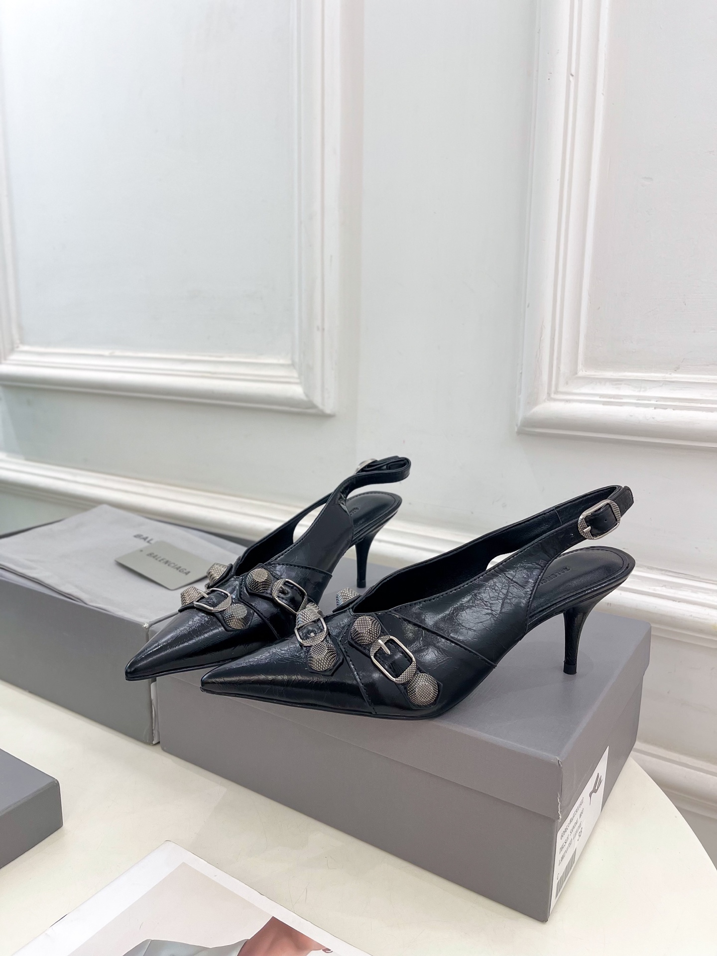 Balenciaga | 巴黎世家 25𝐬𝐬 

 ⭐️BS2025春夏新品 经典小猫跟金属鉚钉尖头后空