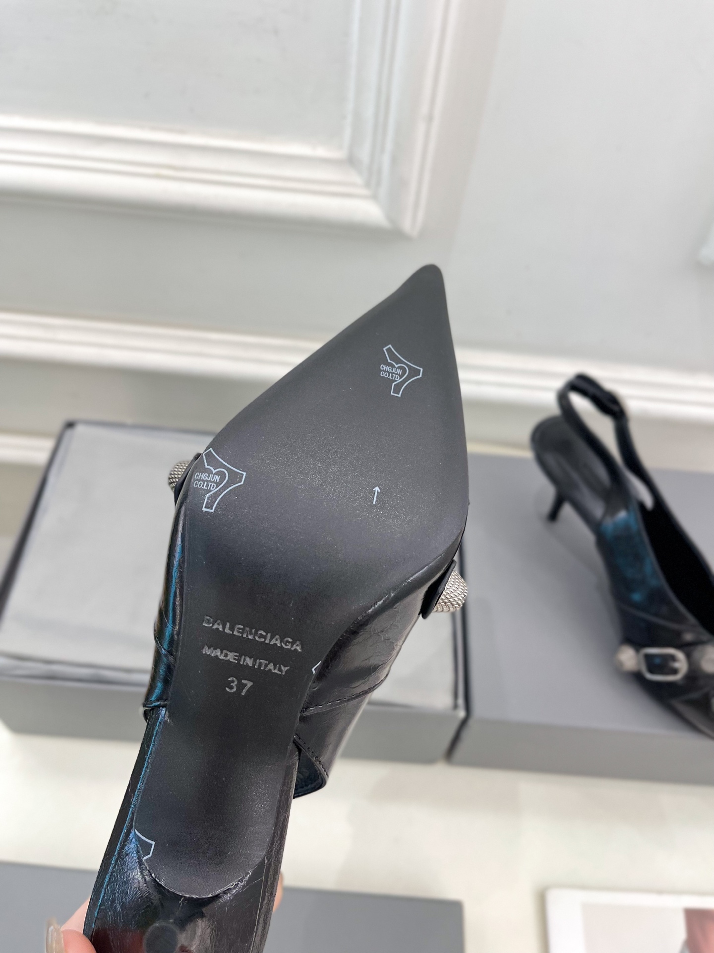 Balenciaga | 巴黎世家 25𝐬𝐬 

 ⭐️BS2025春夏新品 经典小猫跟金属鉚钉尖头后空