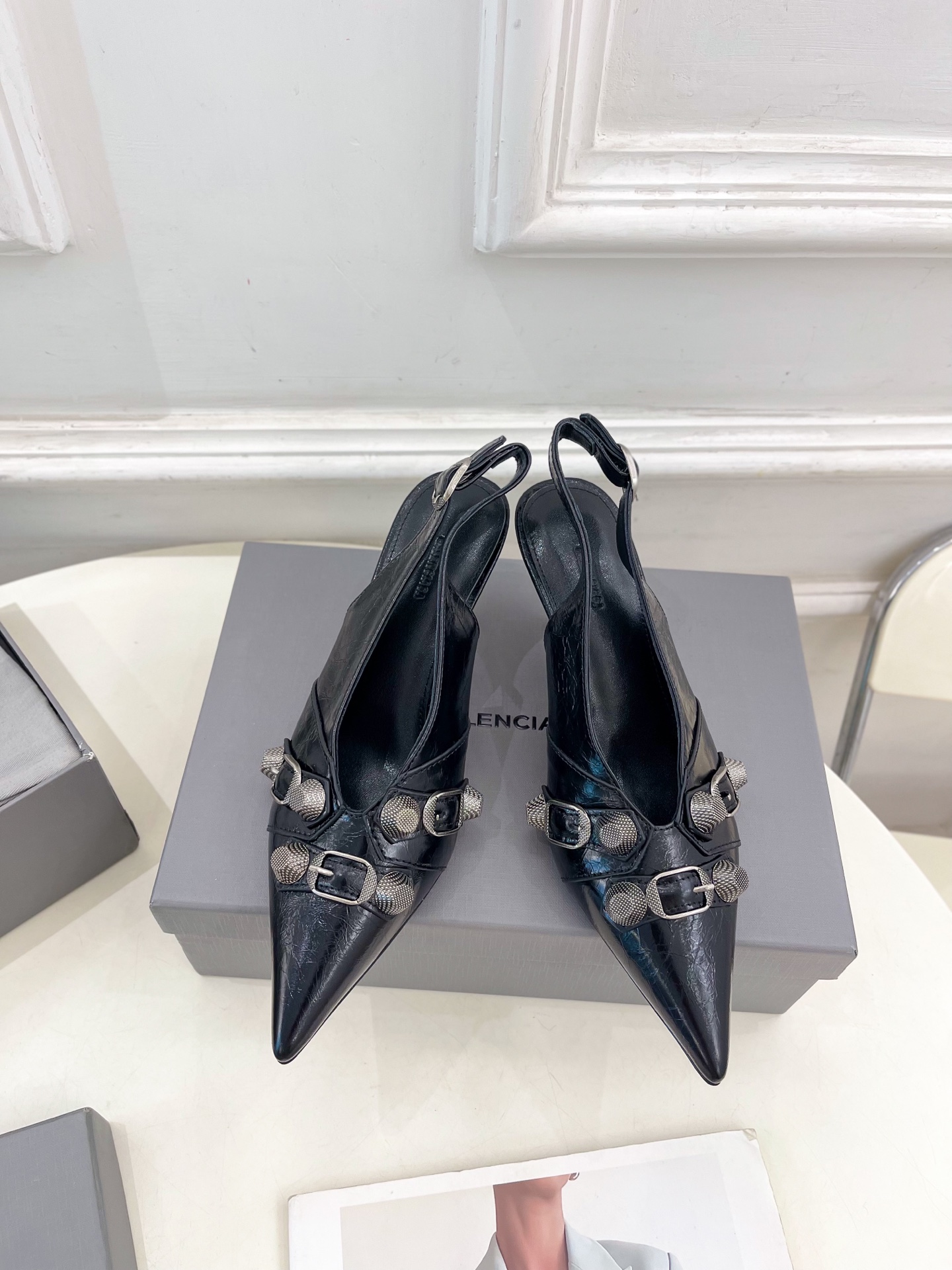 Balenciaga | 巴黎世家 25𝐬𝐬 

 ⭐️BS2025春夏新品 经典小猫跟金属鉚钉尖头后空