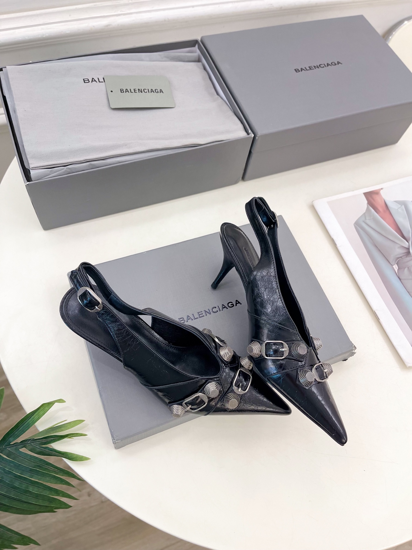 Balenciaga | 巴黎世家 25𝐬𝐬 

 ⭐️BS2025春夏新品 经典小猫跟金属鉚钉尖头后空